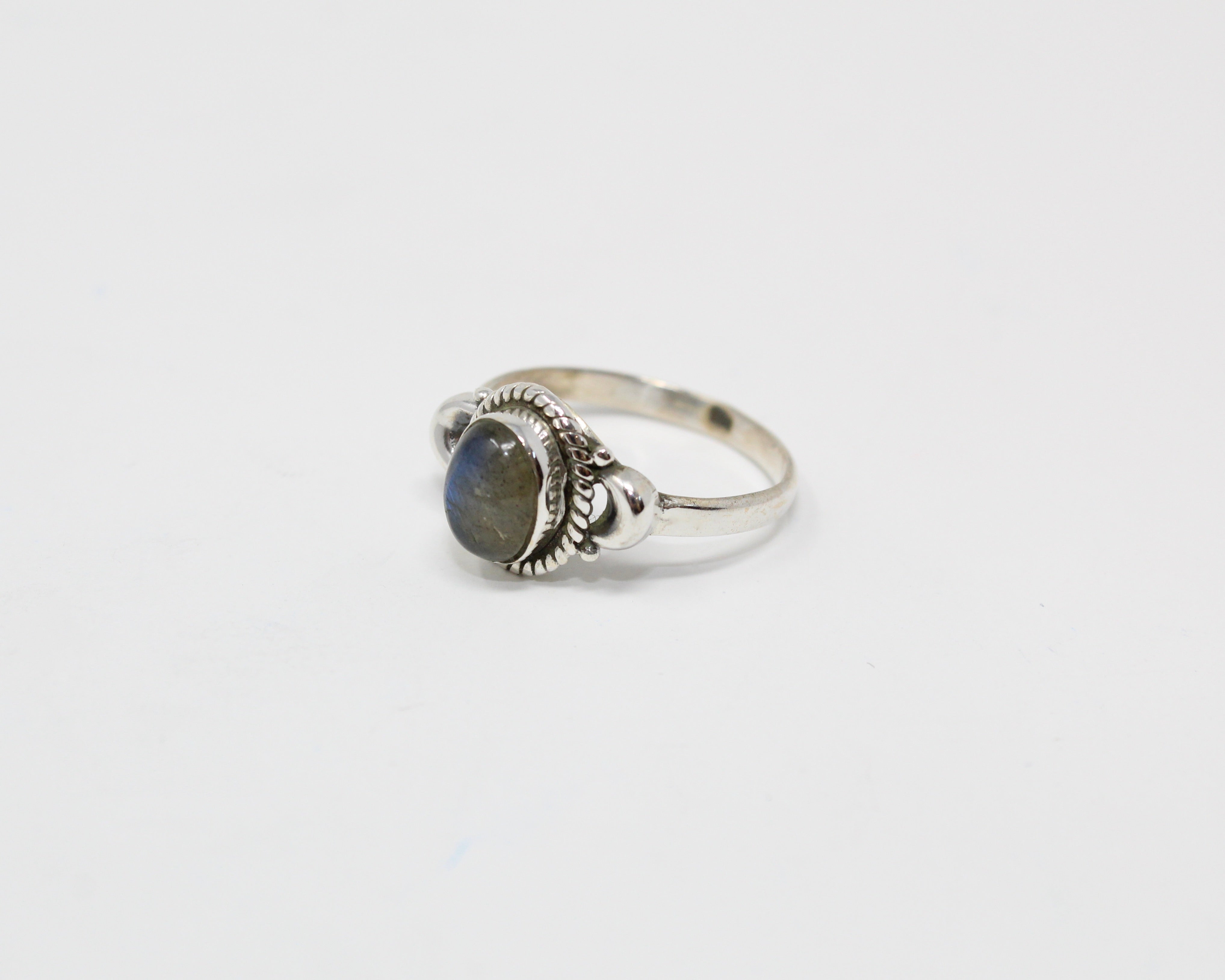 PROTECTION, bague argent et pierre semi-précieuse, labradorite.