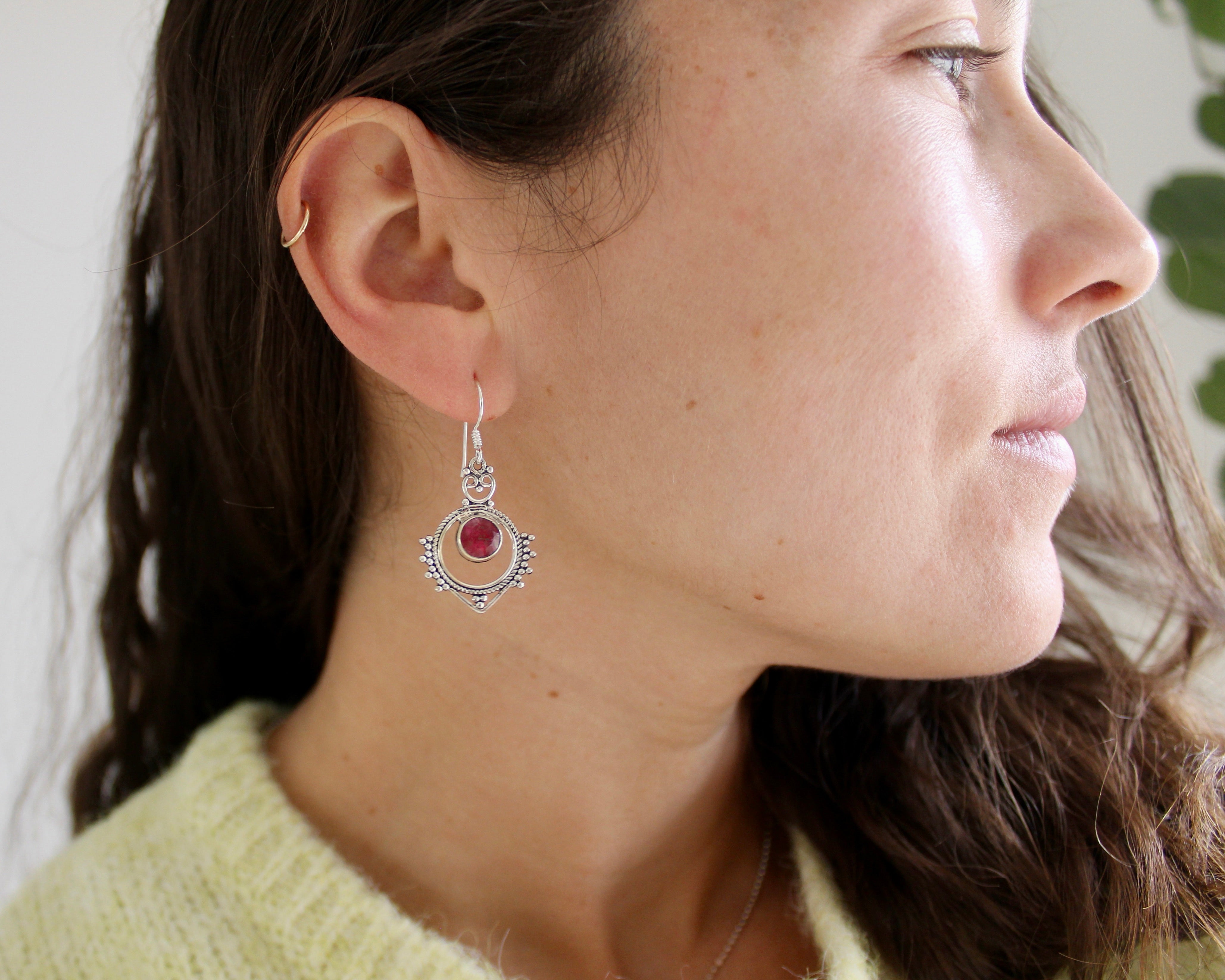 Intuition, boucles d'oreilles argent sterling et pierre semi-précieuse, rubis.