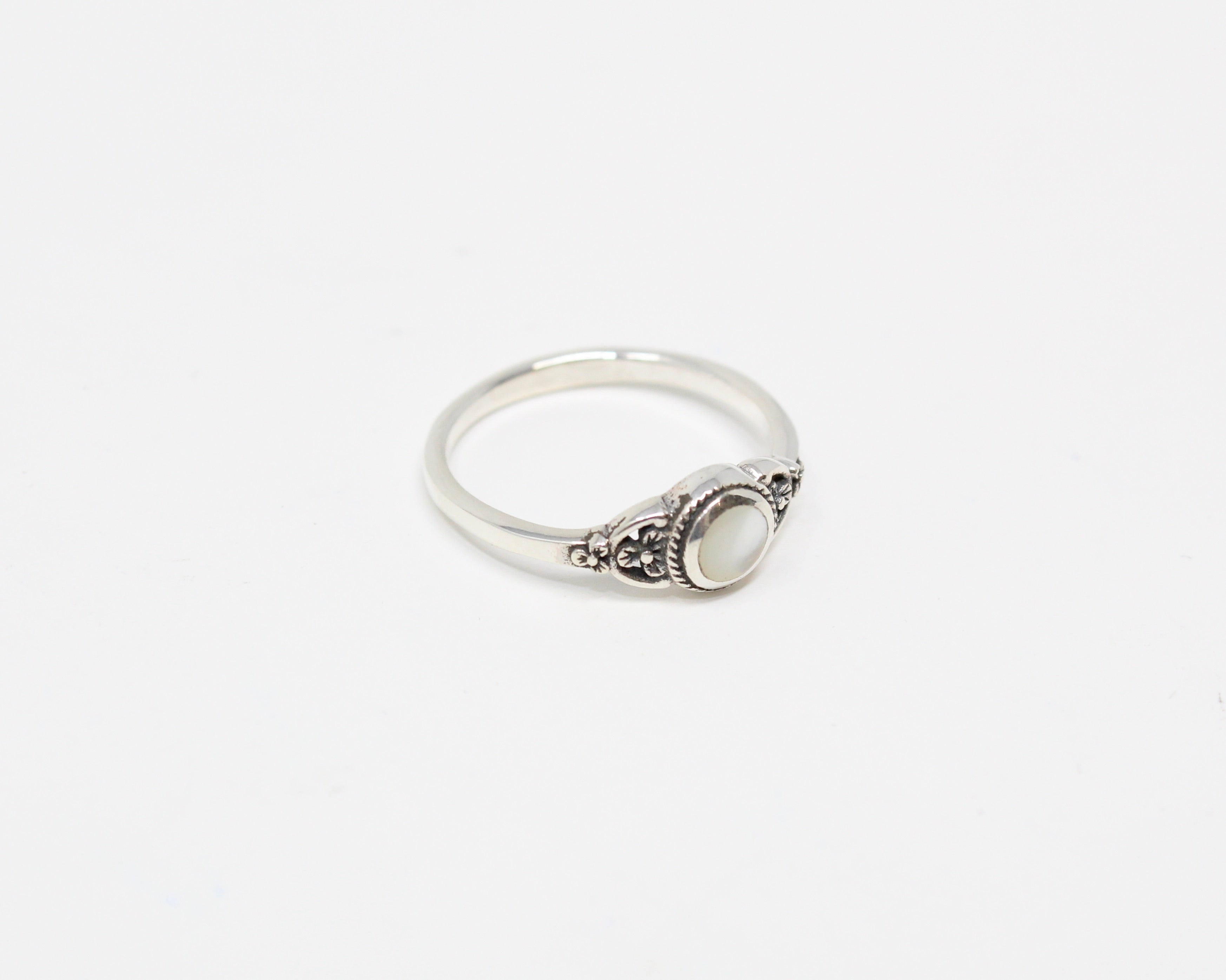 SPIRUL, bague argent sterling et nacre de perle, pierre semi-précieuse.