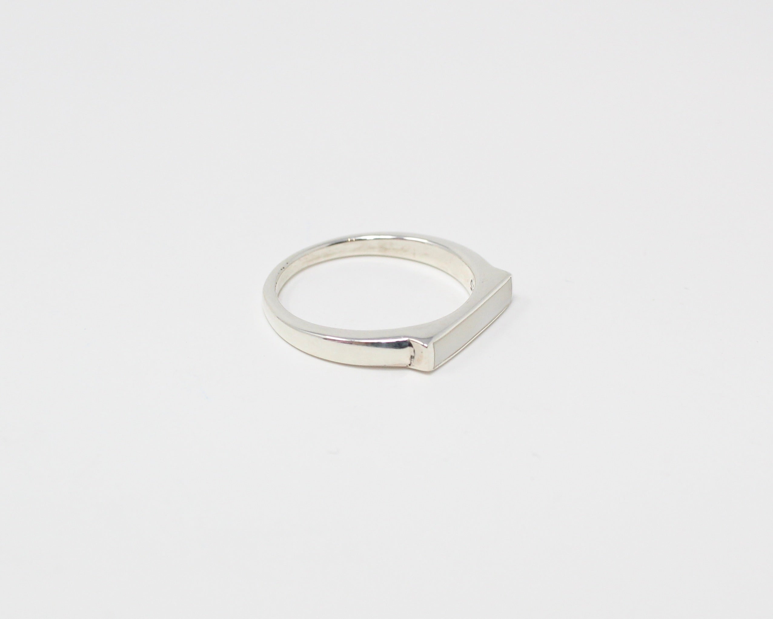 LÉO, bague argent sterling et nacre de perle.