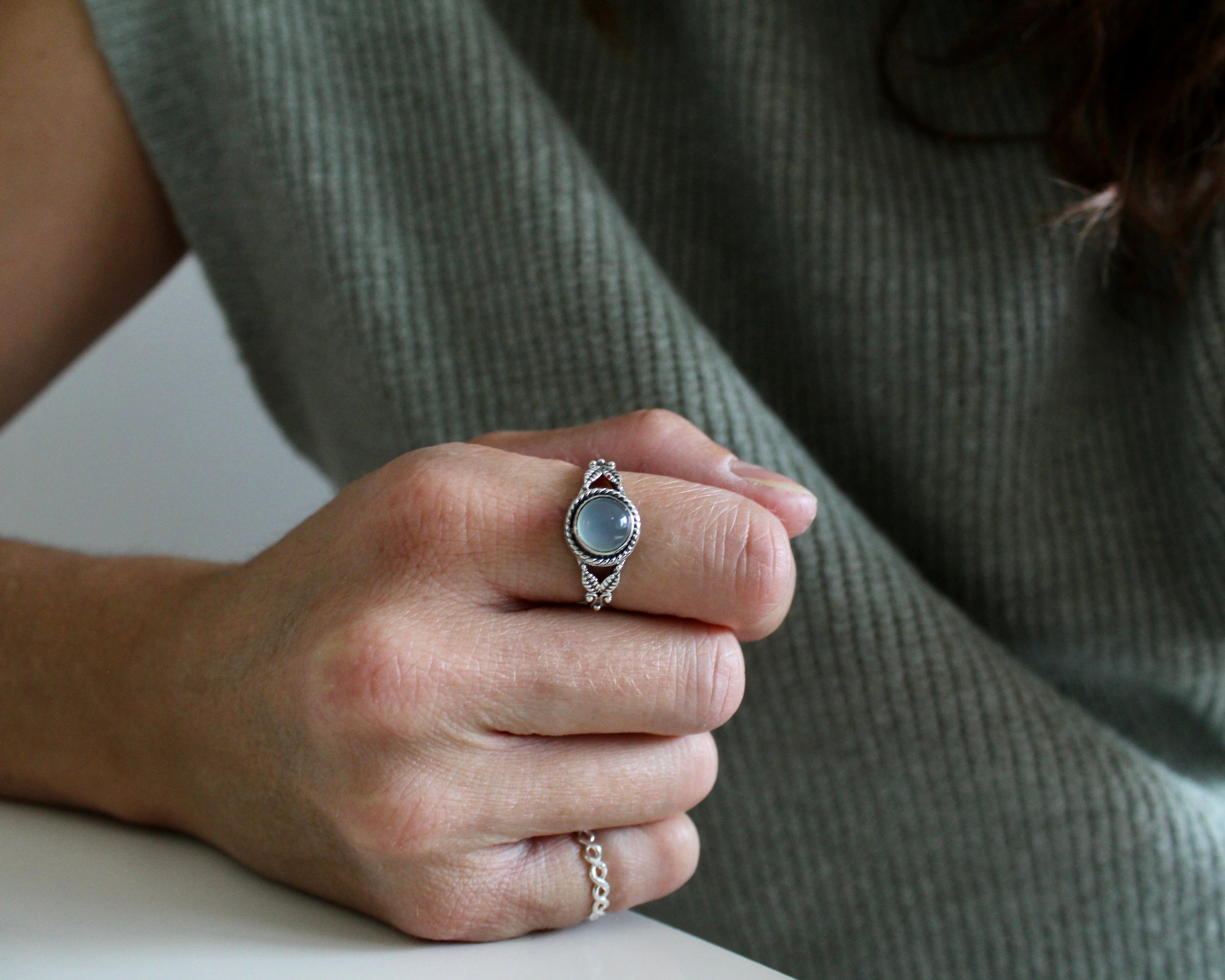 BELLE, bague argent et pierre semi-précieuse, calcédoine.