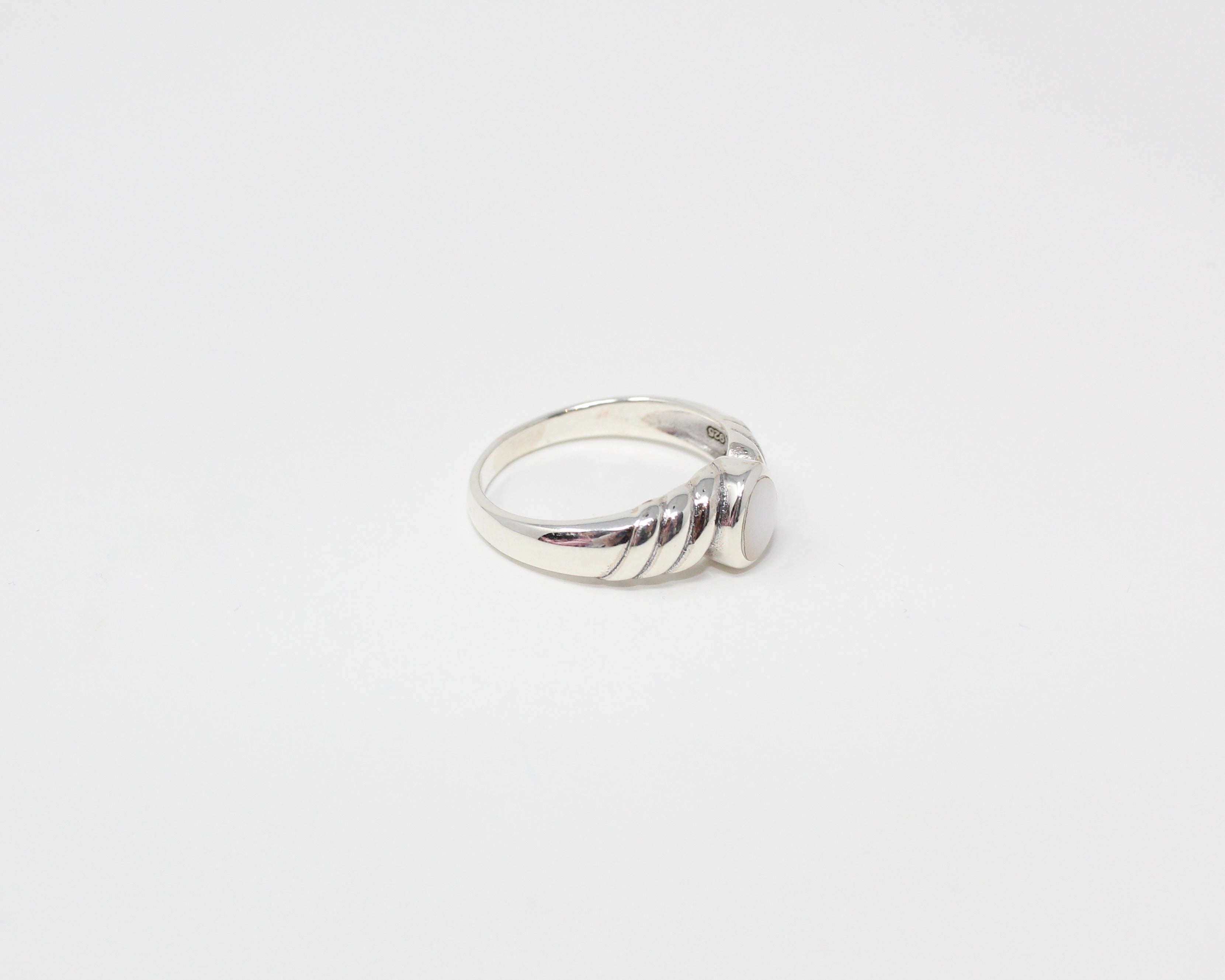 PATELLE, bague argent sterling et nacre de perle.