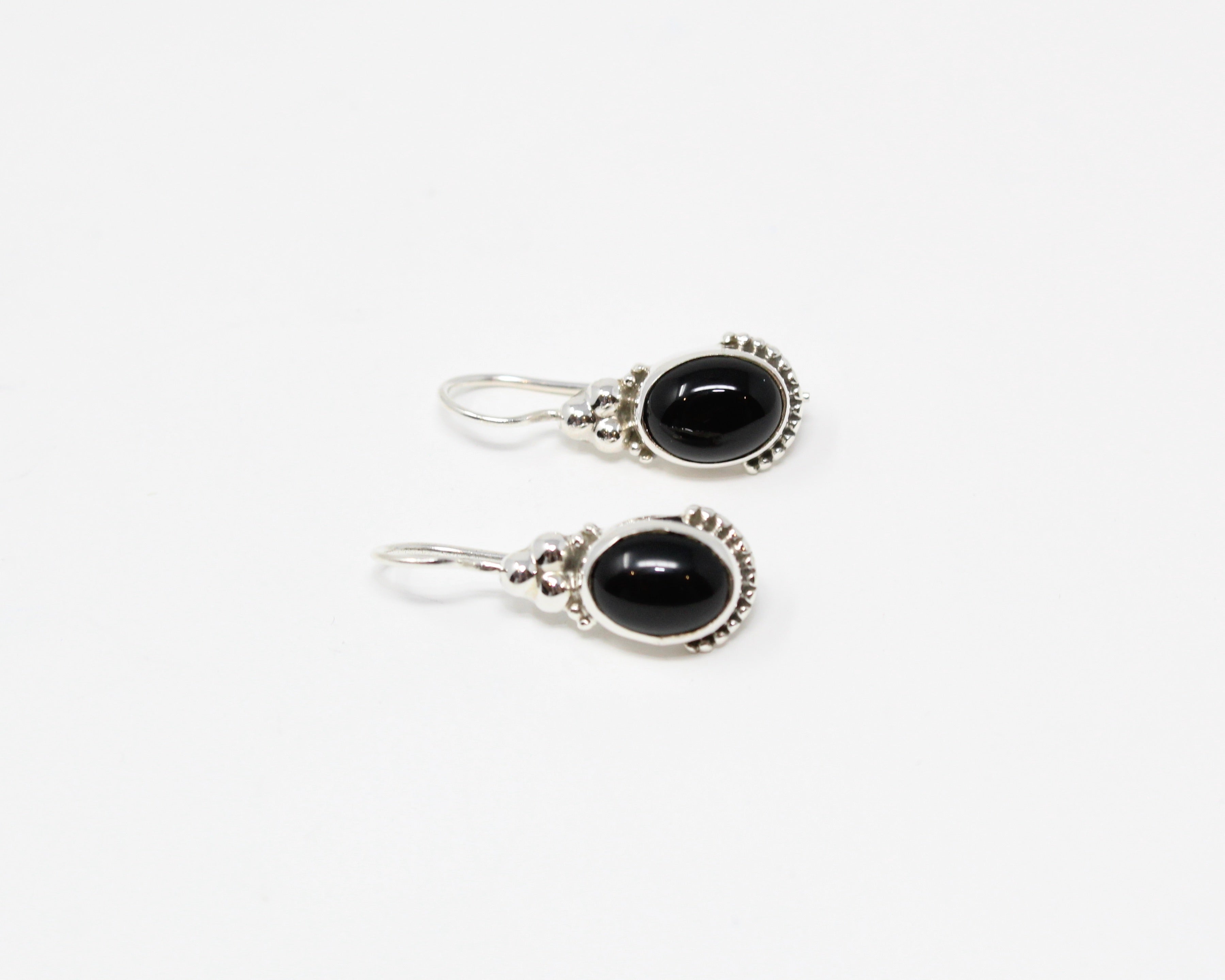 ÉQUILIBRE, boucle d'oreille argent sterling et pierre semi-précieuse, onyx.