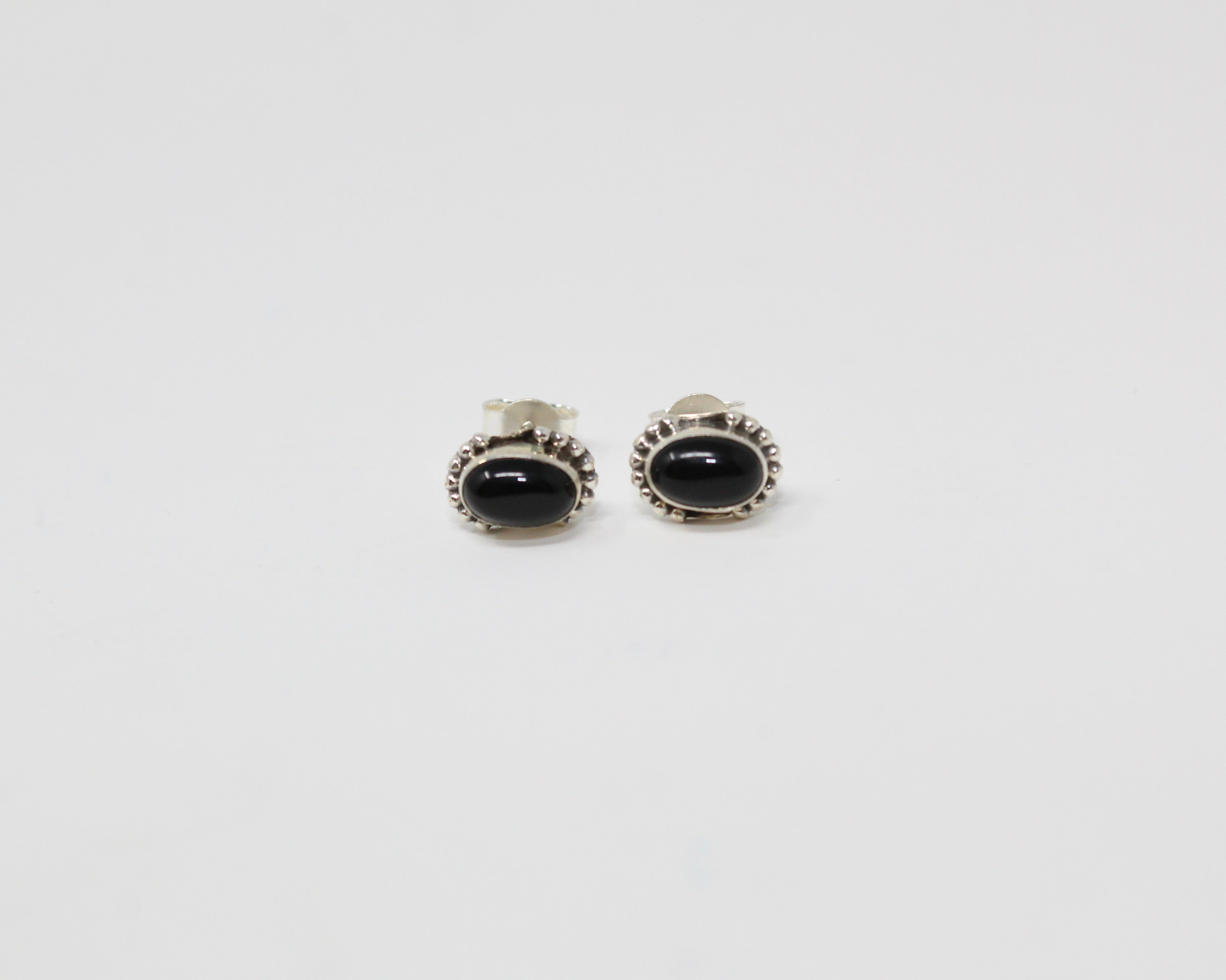 Rieuse, boucles d'oreilles argent sterling et pierre semi-précieuse, onyx.