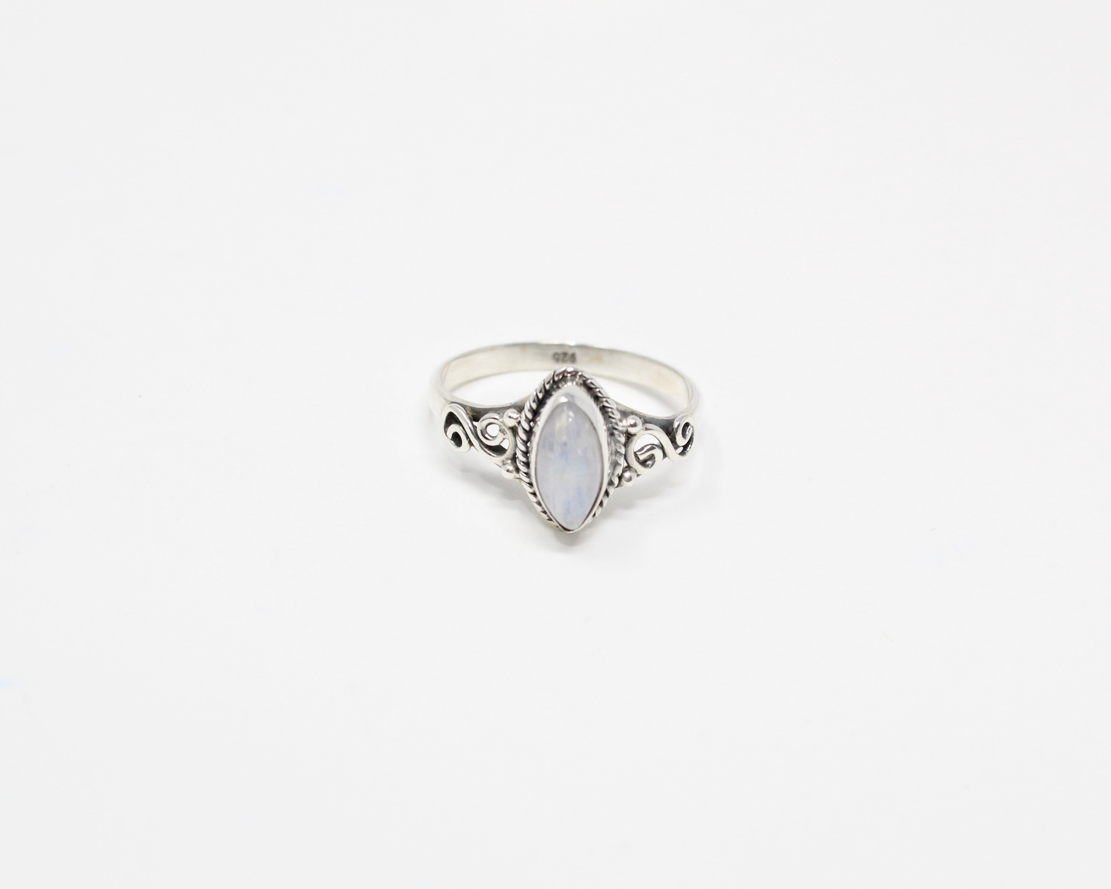BARAH, bague argent sterling et pierre semi-précieuse, pierre de lune.
