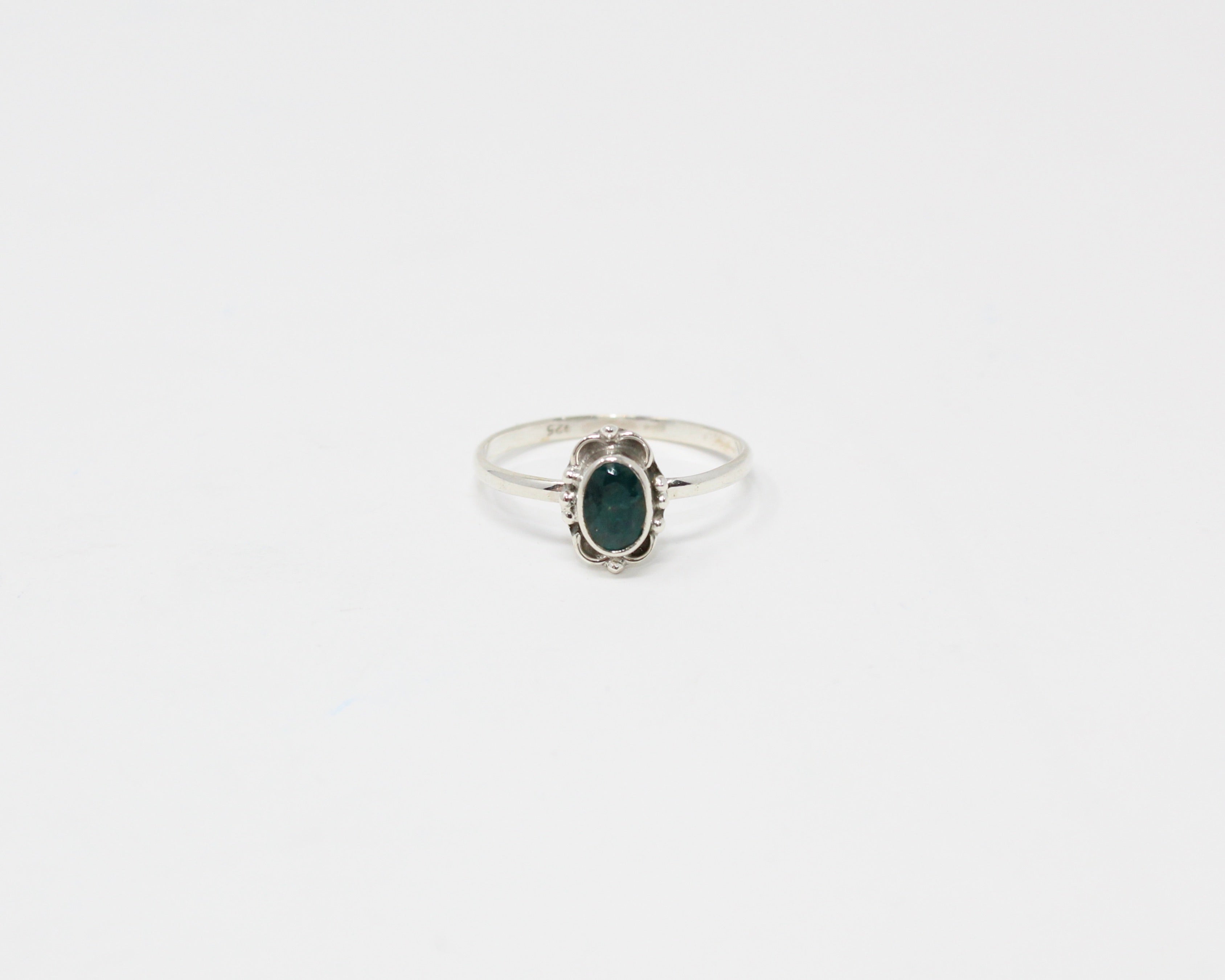 ÉQUILIBRE, bague argent et pierre semi-précieuse, émeraude.