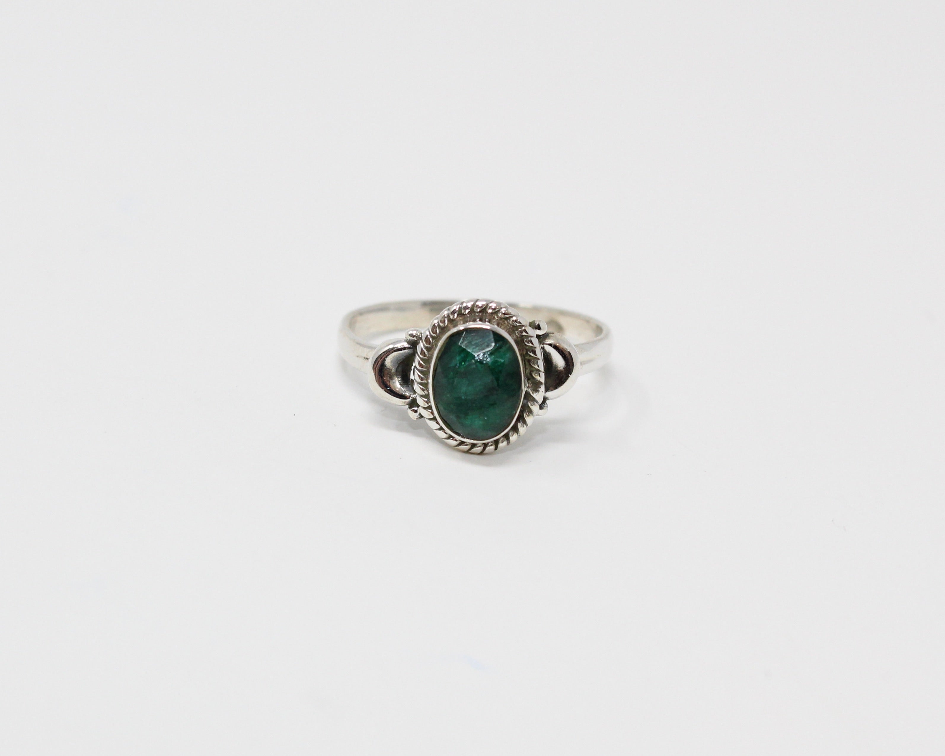 PROTECTION, bague argent et pierre semi-précieuse, émeraude.