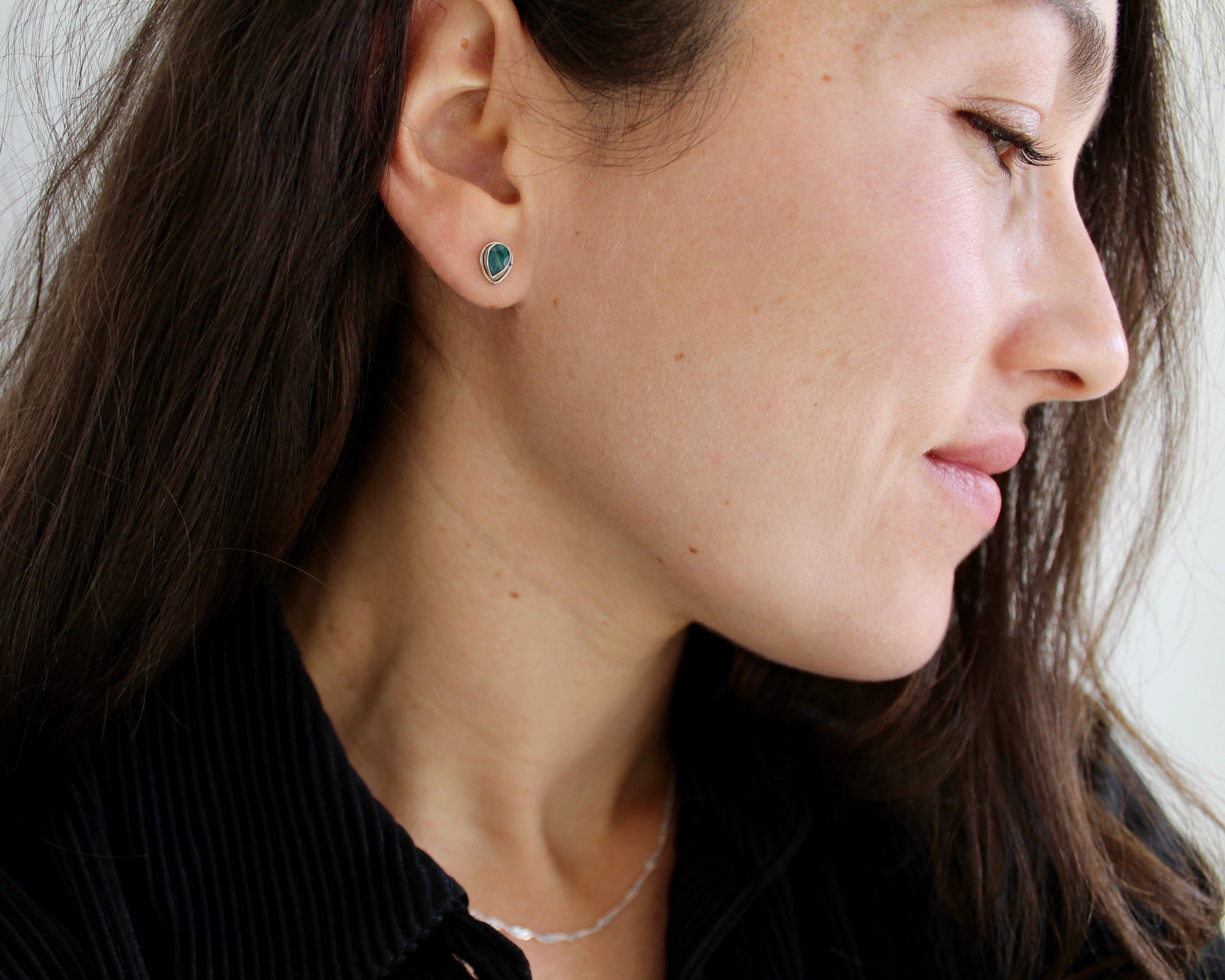 SIMPLICITÉ, boucle d'oreille, argent sterling et pierre semi-précieuse, émeraude.