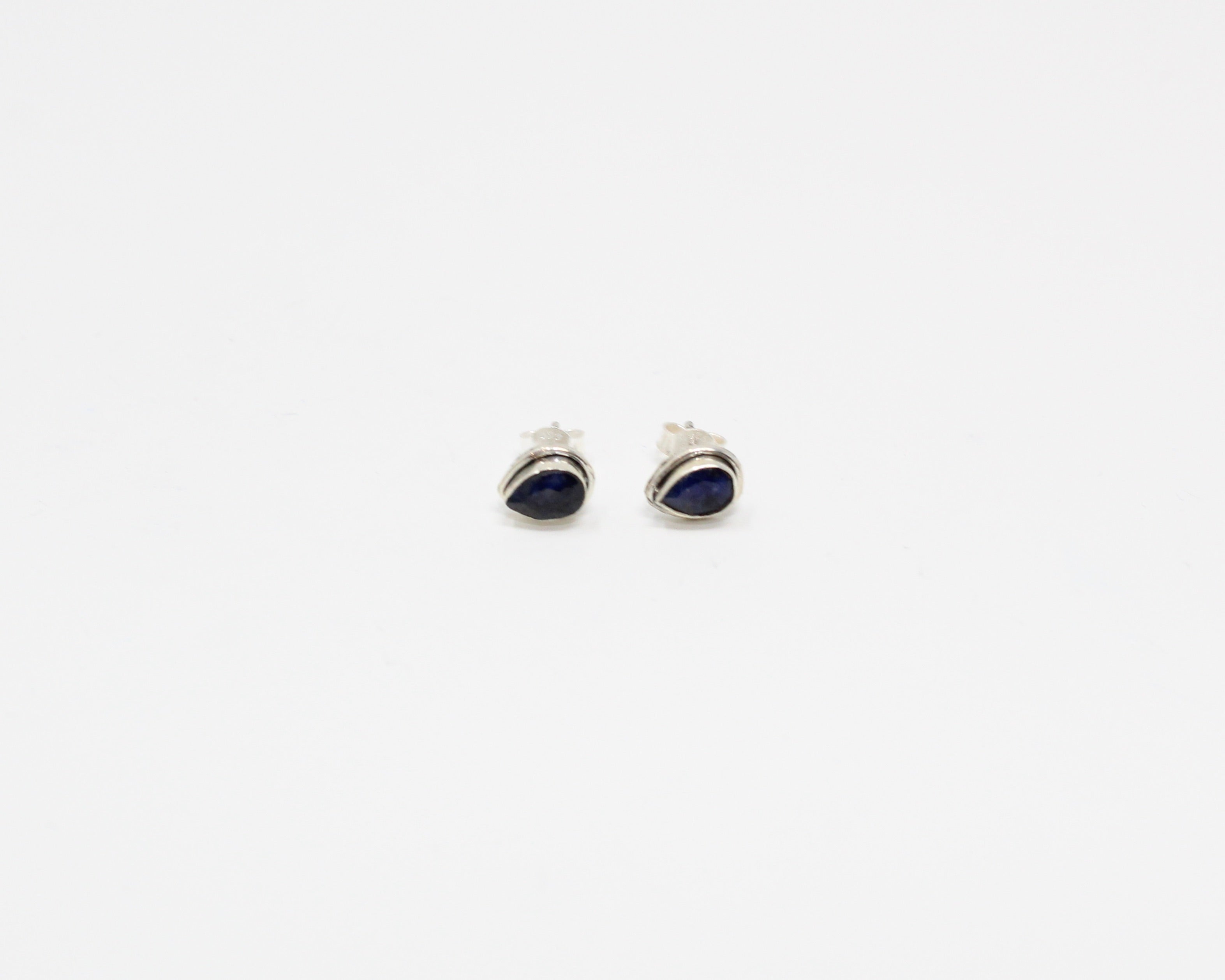 SIMPLICITÉ, boucle d'oreille, argent sterling et pierre semi-précieuse, saphir.