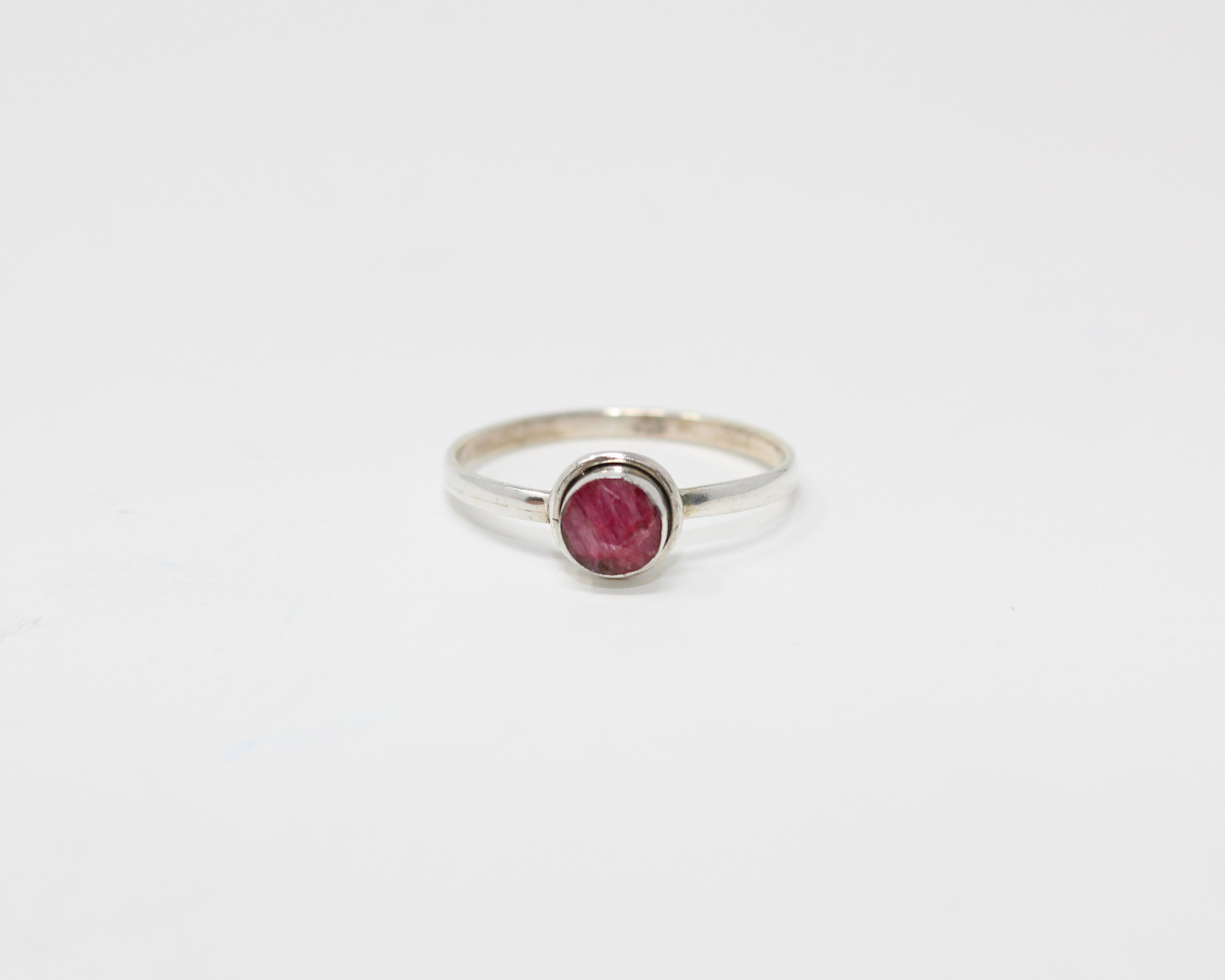 CONFIANCE, bague argent sterling et pierre semi-précieuse, rubis.