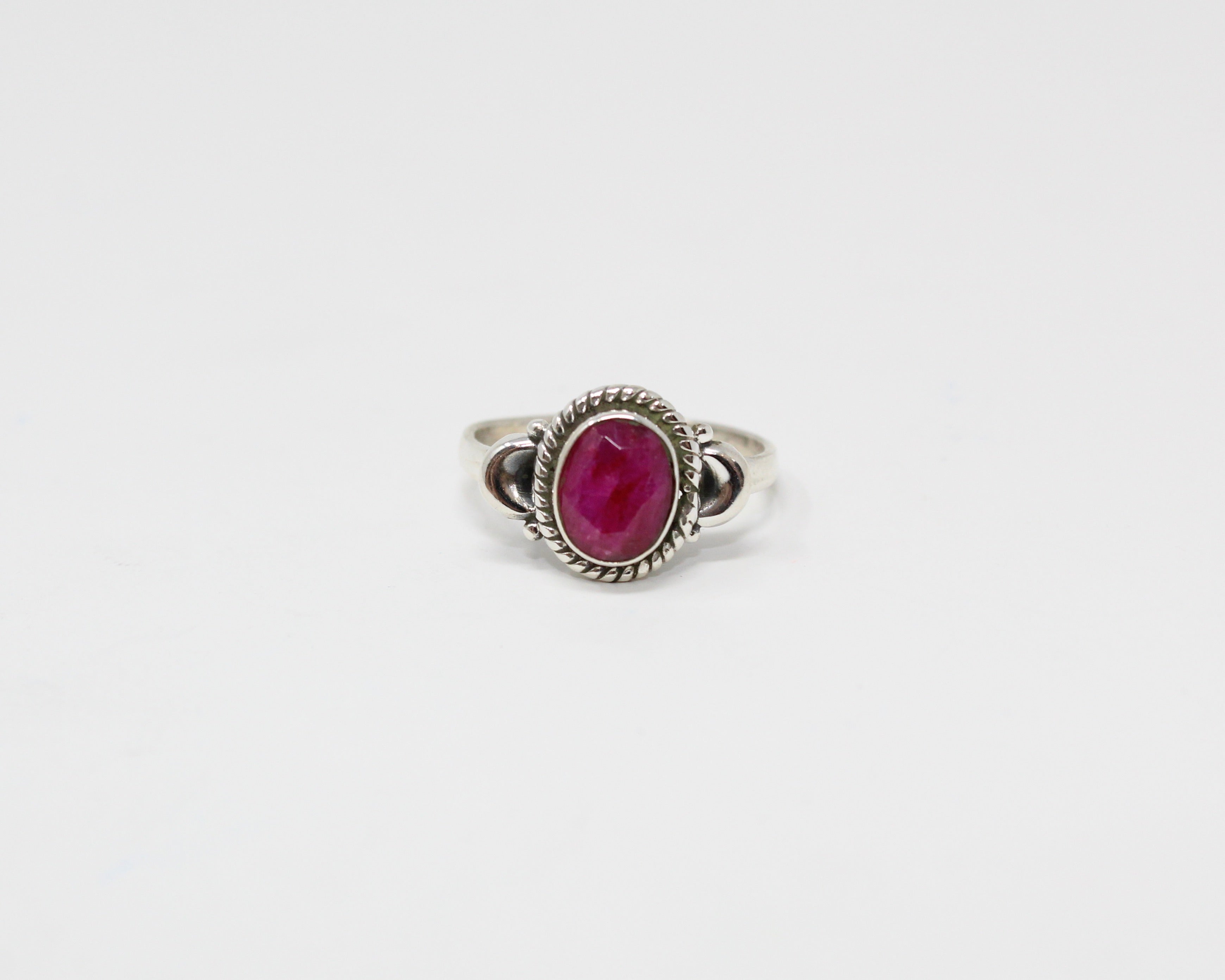 PROTECTION, bague argent et pierre semi-précieuse, rubis.