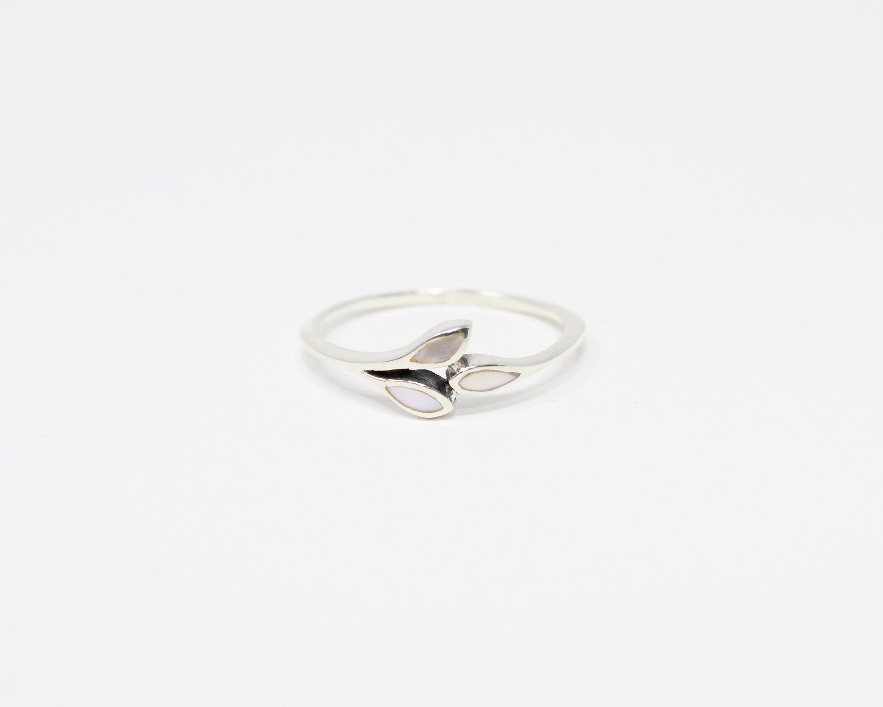 SCLÉRA, bague argent sterling et nacre de perle.