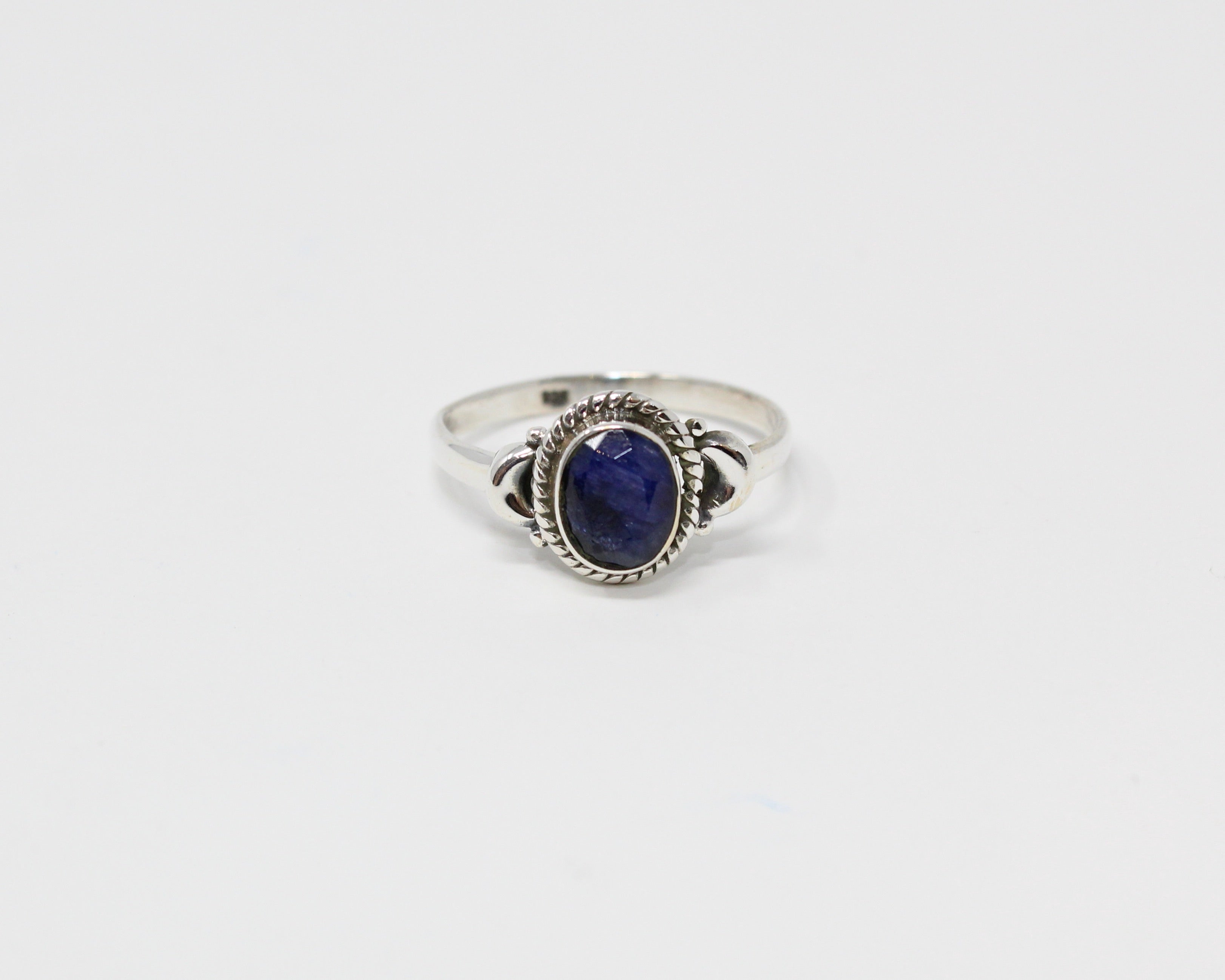 PROTECTION, bague argent et pierre semi-précieuse, saphir.