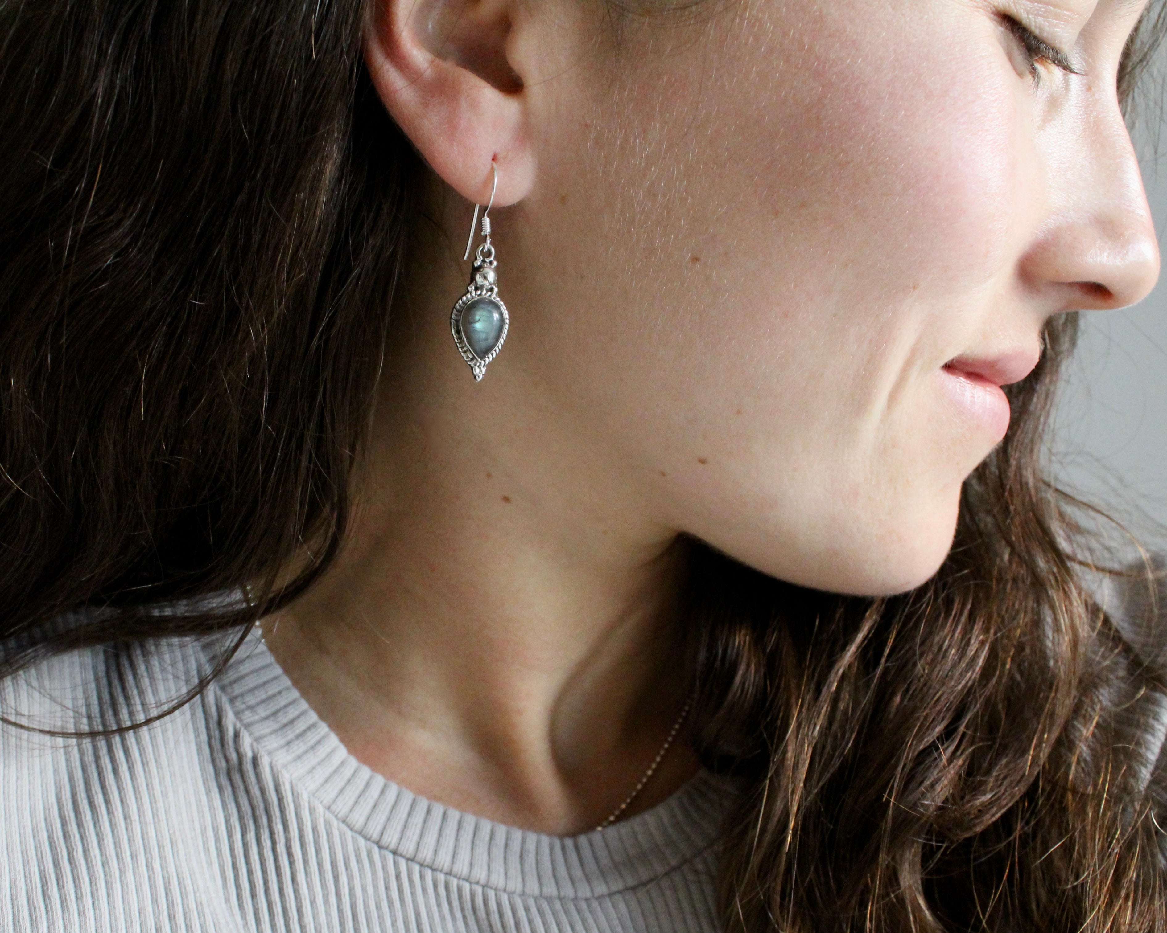 BARAH, boucles d'oreilles argent sterling et pierre semi-précieuse, labraadorite.