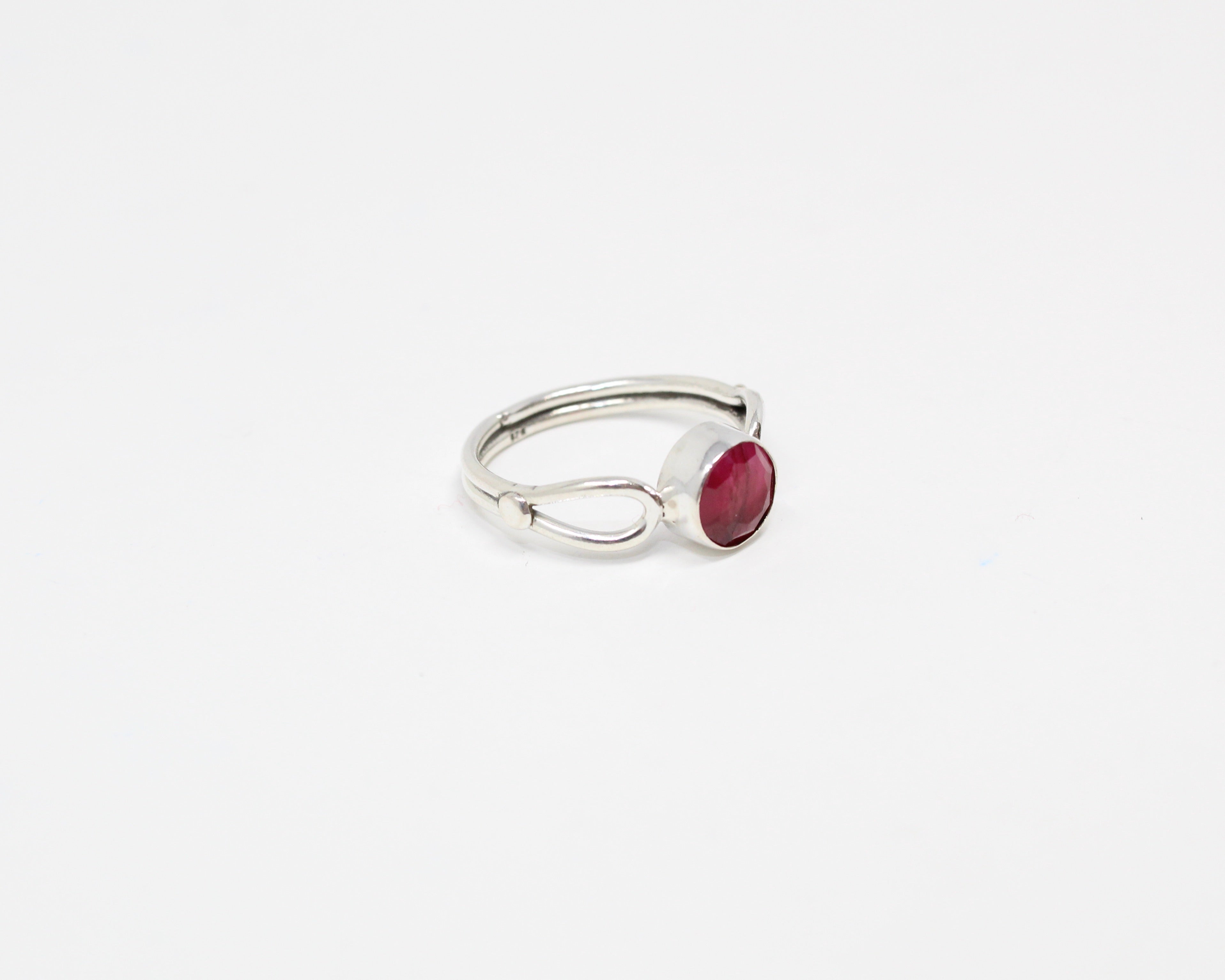 AMITIÉ, bague argent sterling et pierre semi-précieuse, rubis.
