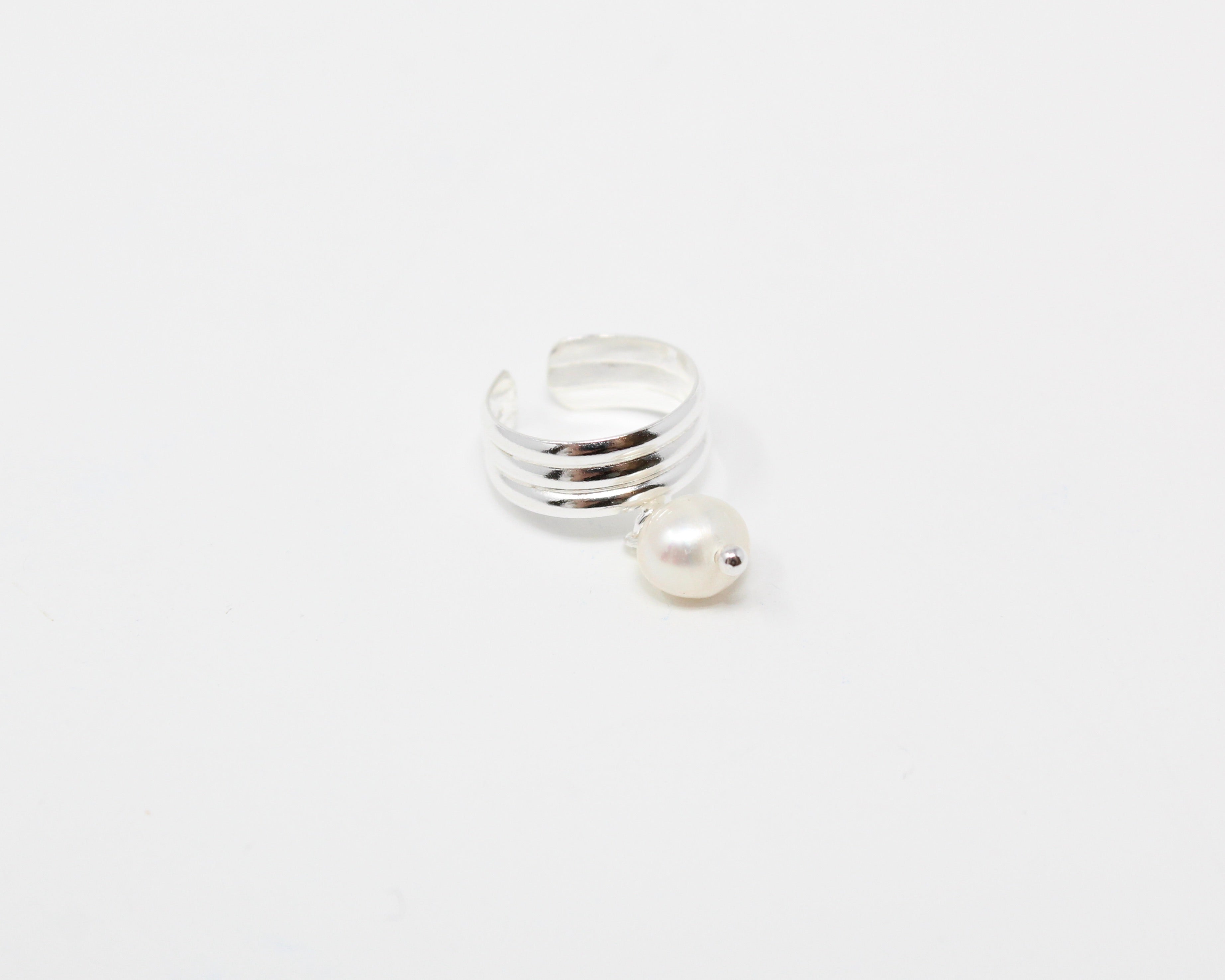 NACRE, manchette d'oreille, argent sterling et perle.