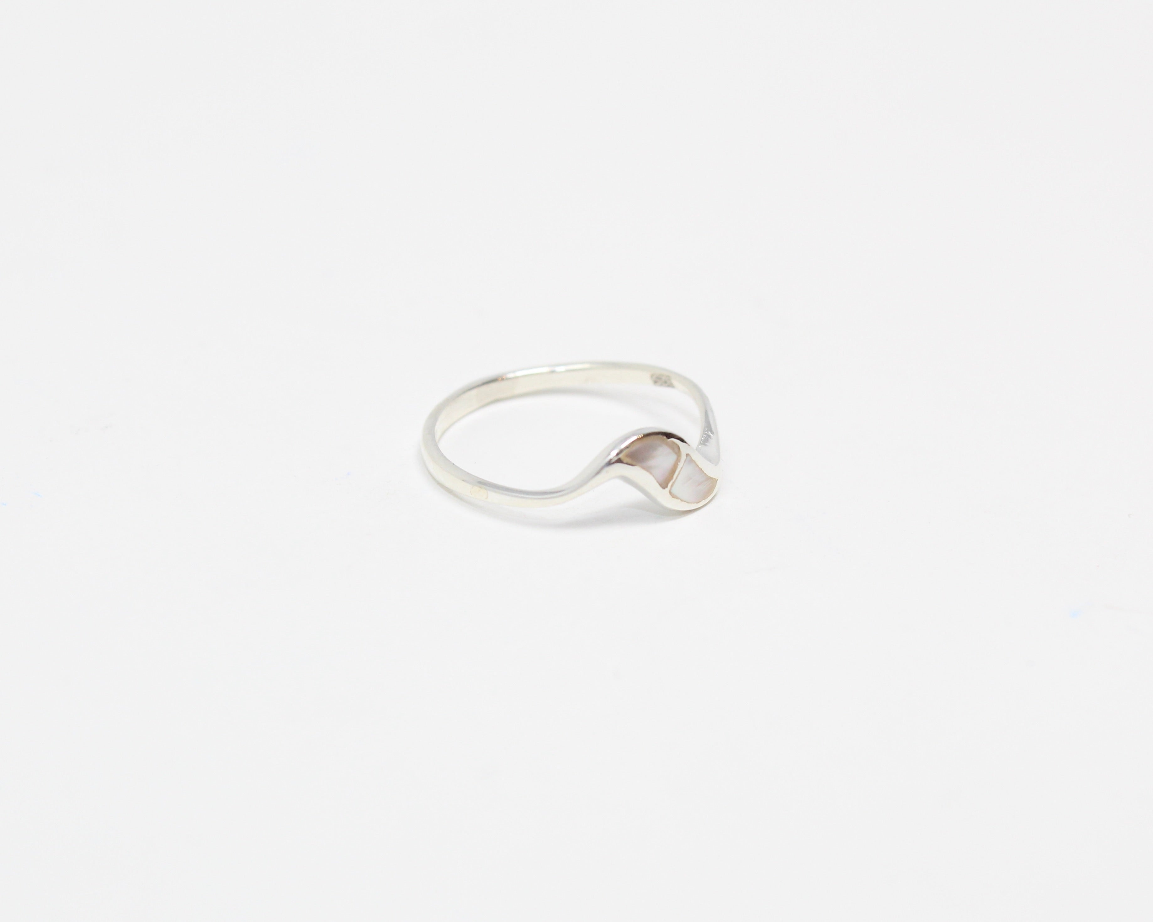 DOUCE, bague argent sterling et nacre de perle, pierre semi-précieuse.