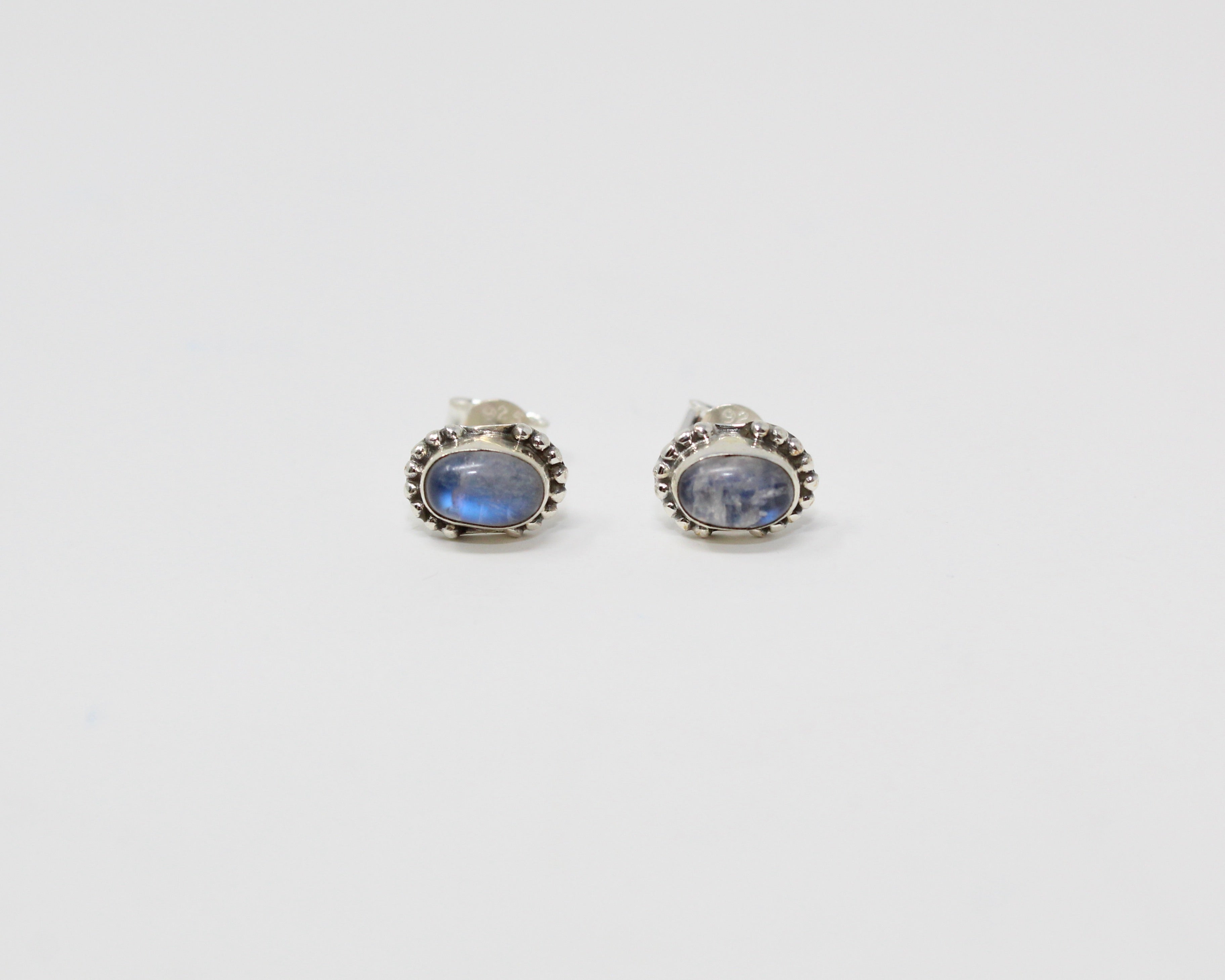 Rieuse, boucles d'oreilles argent sterling et pierre semi-précieuse, pierre de lune.