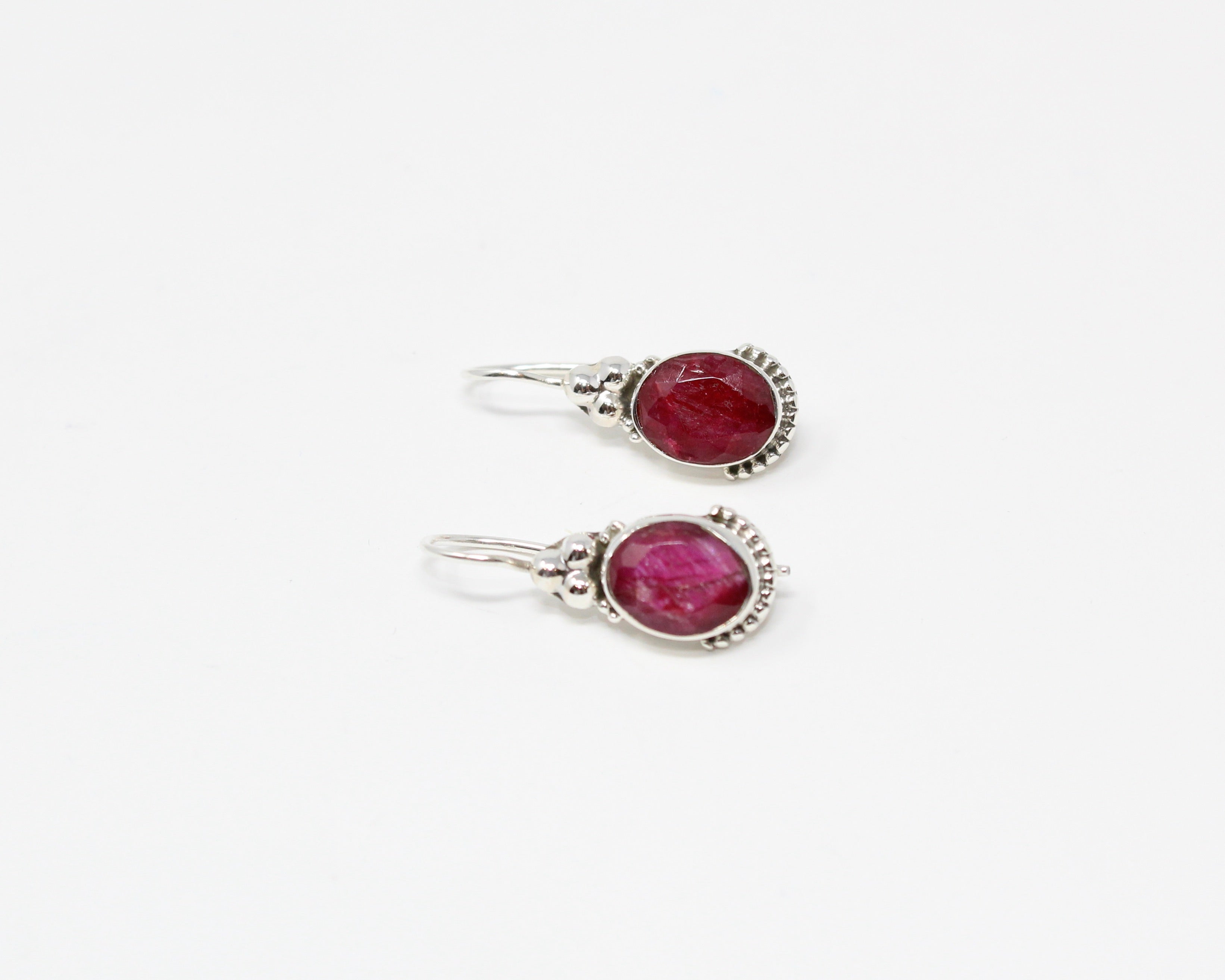 ÉQUILIBRE, boucle d'oreille argent sterling et pierre semi-précieuse, rubis.