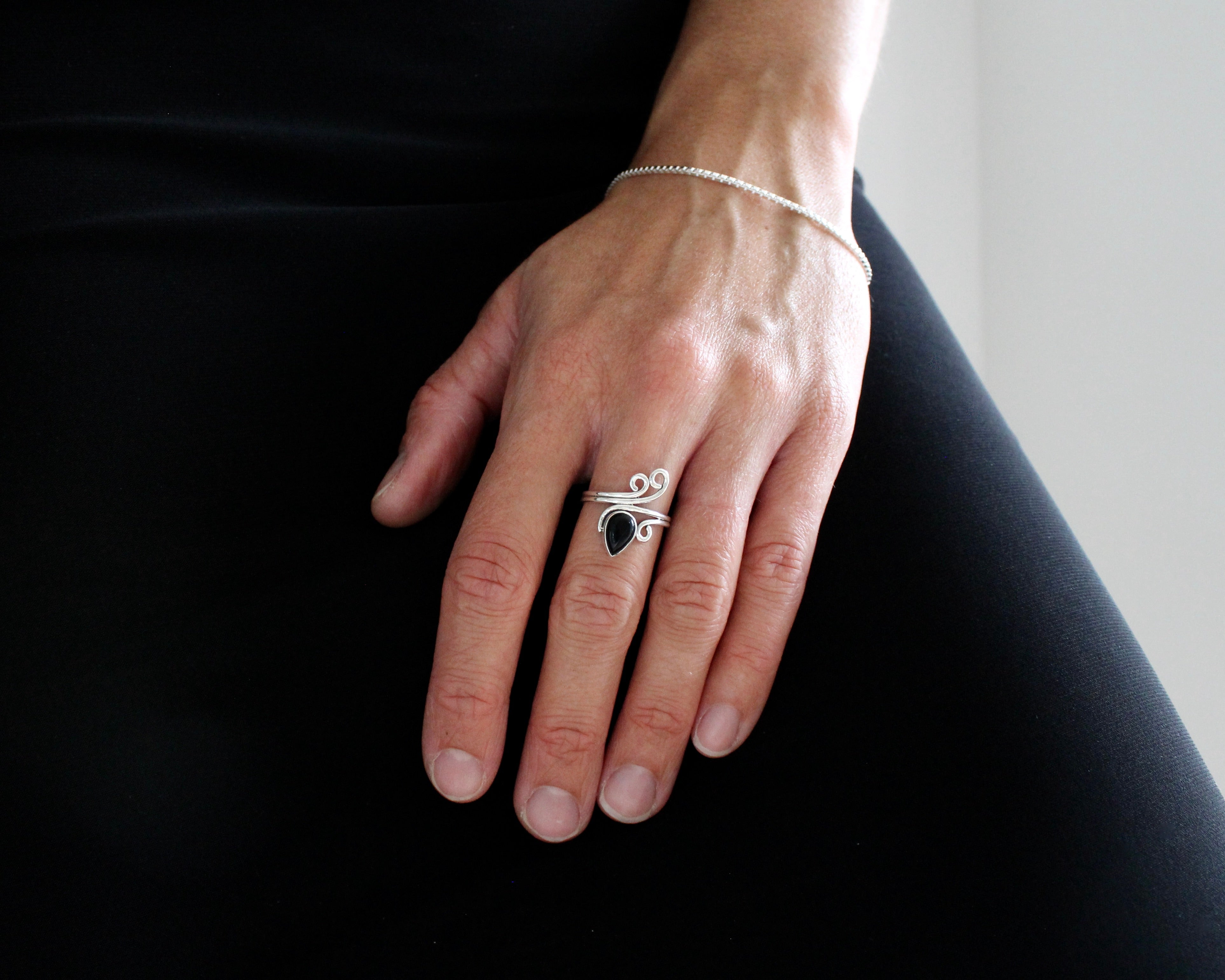 DÉLICATE, bague argent sterling et pierre semi-précieuse, onyx.