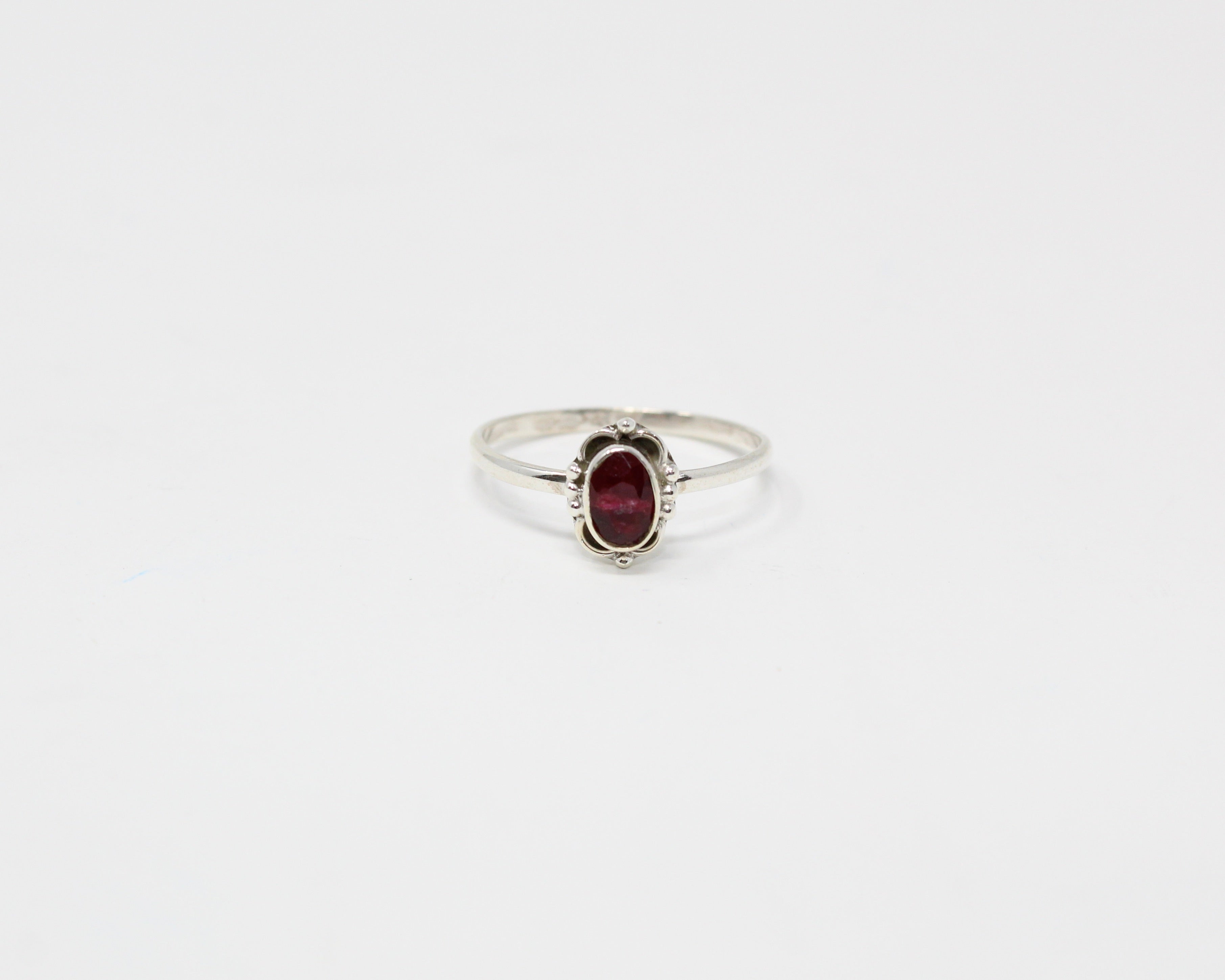 ÉQUILIBRE, bague argent et pierre semi-précieuse, rubis.