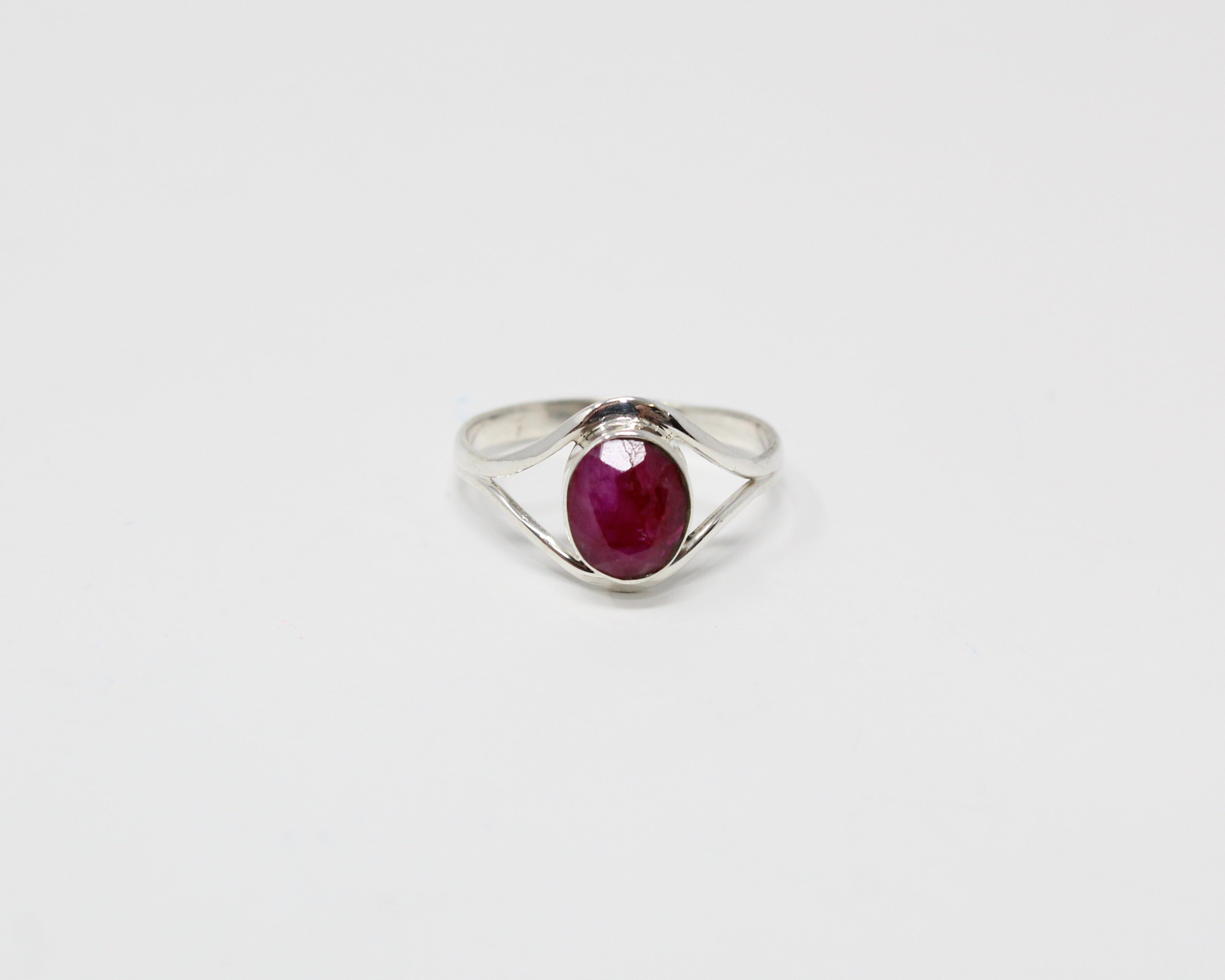 JOIE, bague argent et pierre semi-précieuse, rubis.