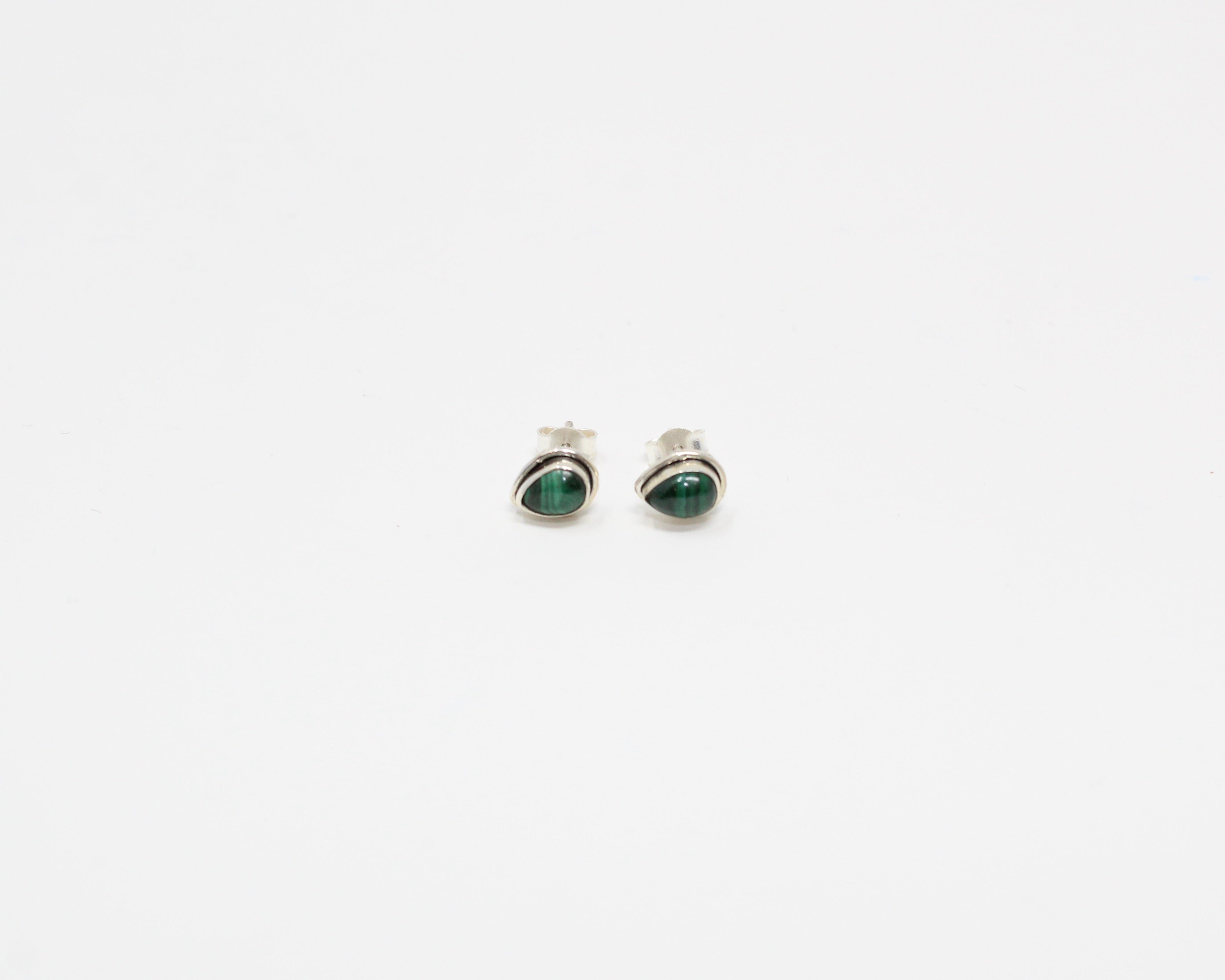 SIMPLICITÉ, boucle d'oreille, argent sterling et pierre semi-précieuse, malachite.