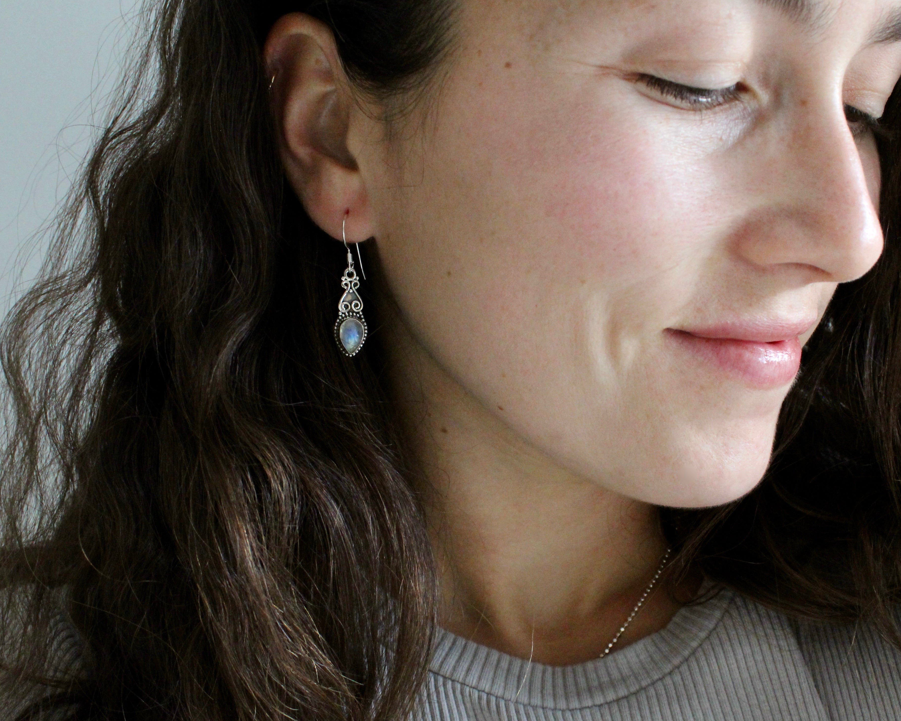 SUMAC, boucles d'oreilles argent sterling et pierre semi-précieuse, pierre de lune.