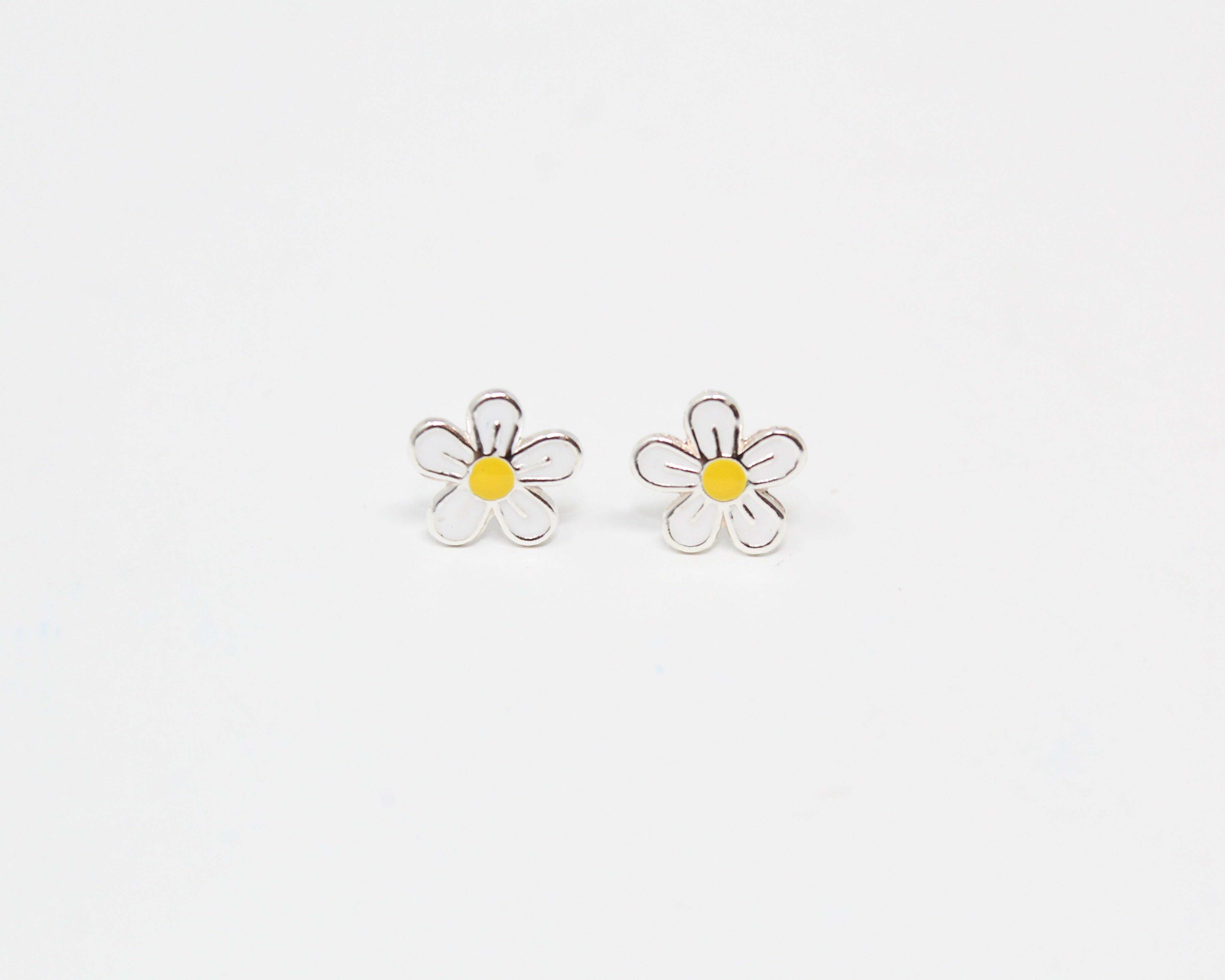 MARGUERITE, boucle d'oreille argent sterling, émail, blanc.