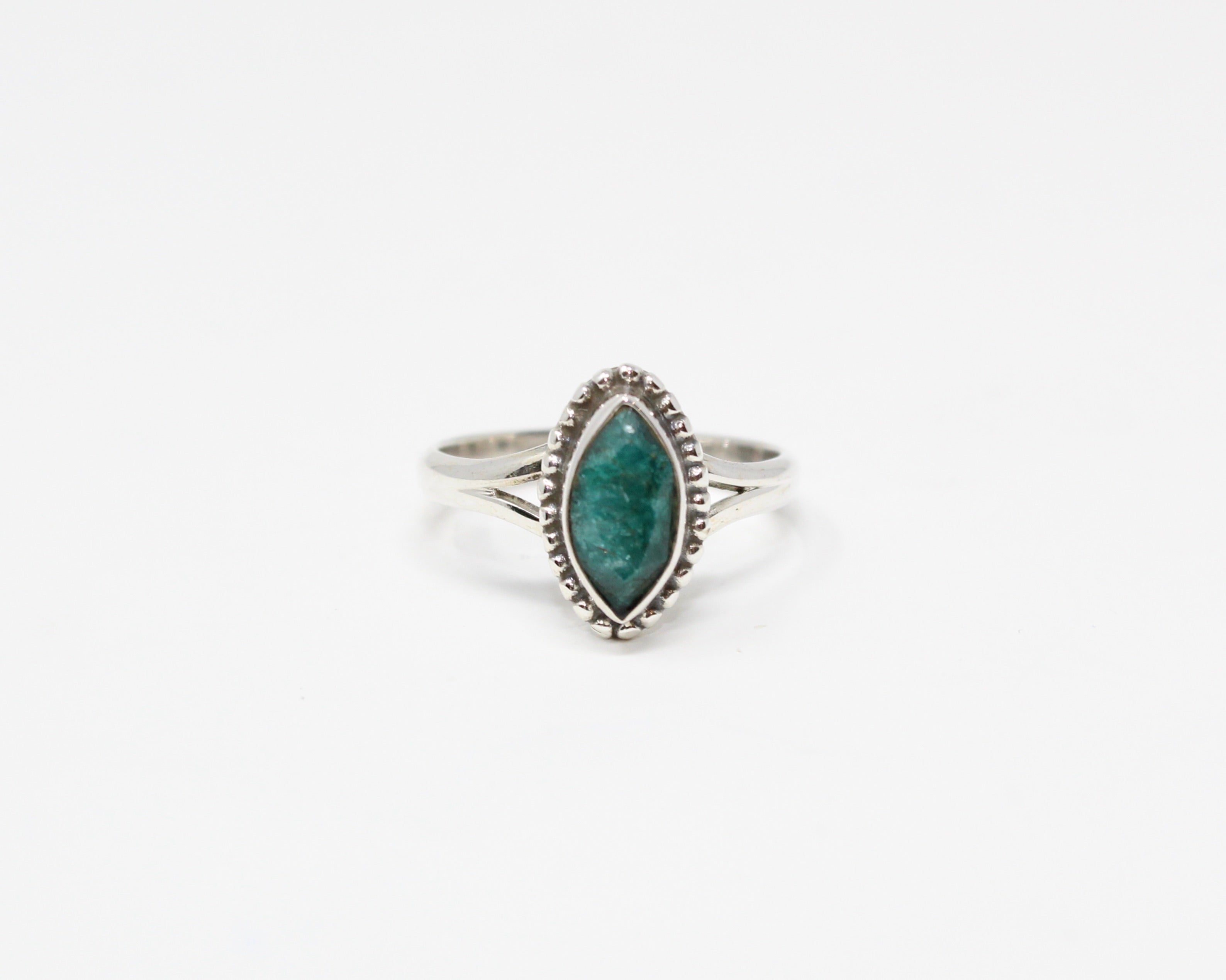 Abondance, bague argent sterling et pierre semi-précieuse, émeraude.