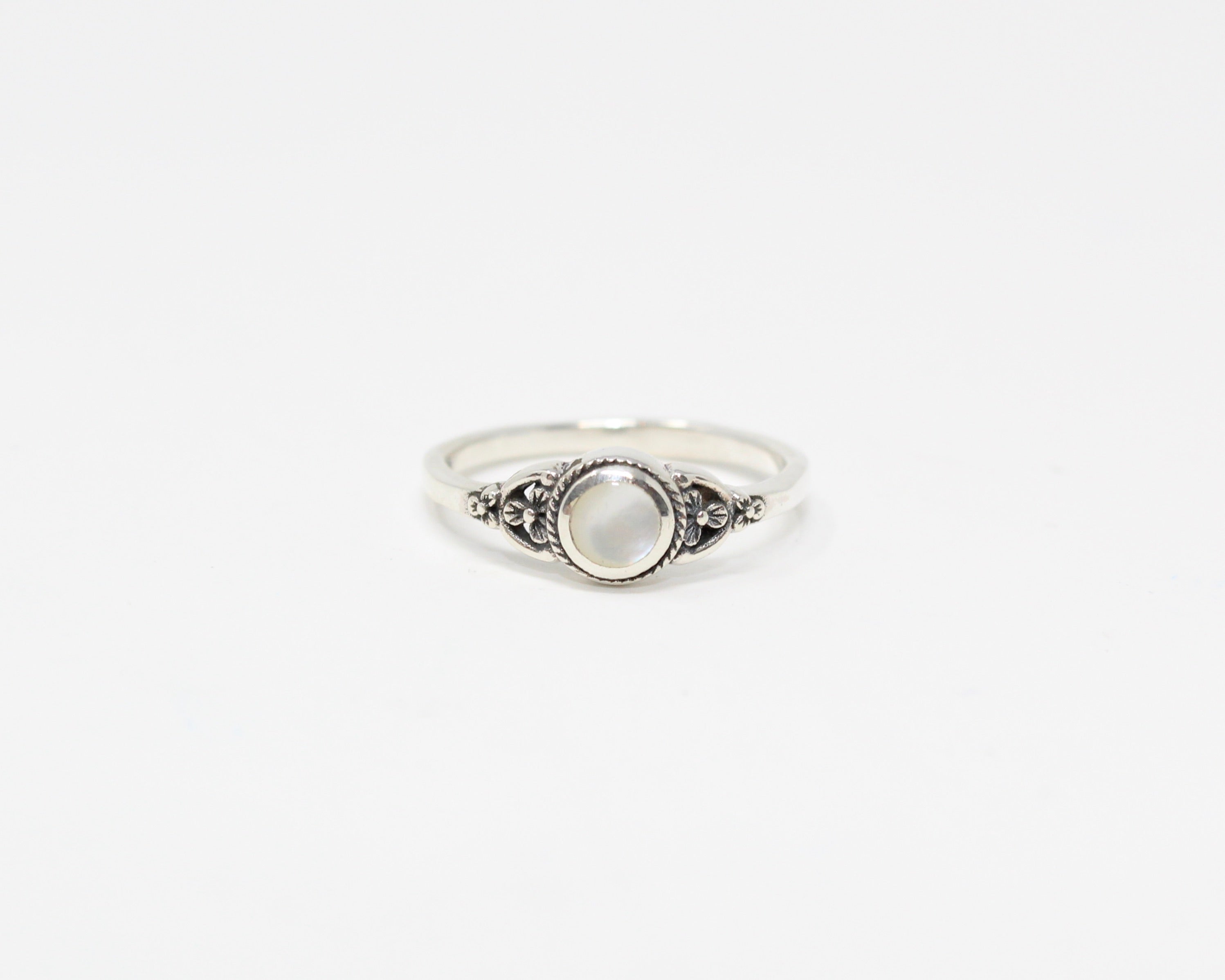 SPIRUL, bague argent sterling et nacre de perle, pierre semi-précieuse.