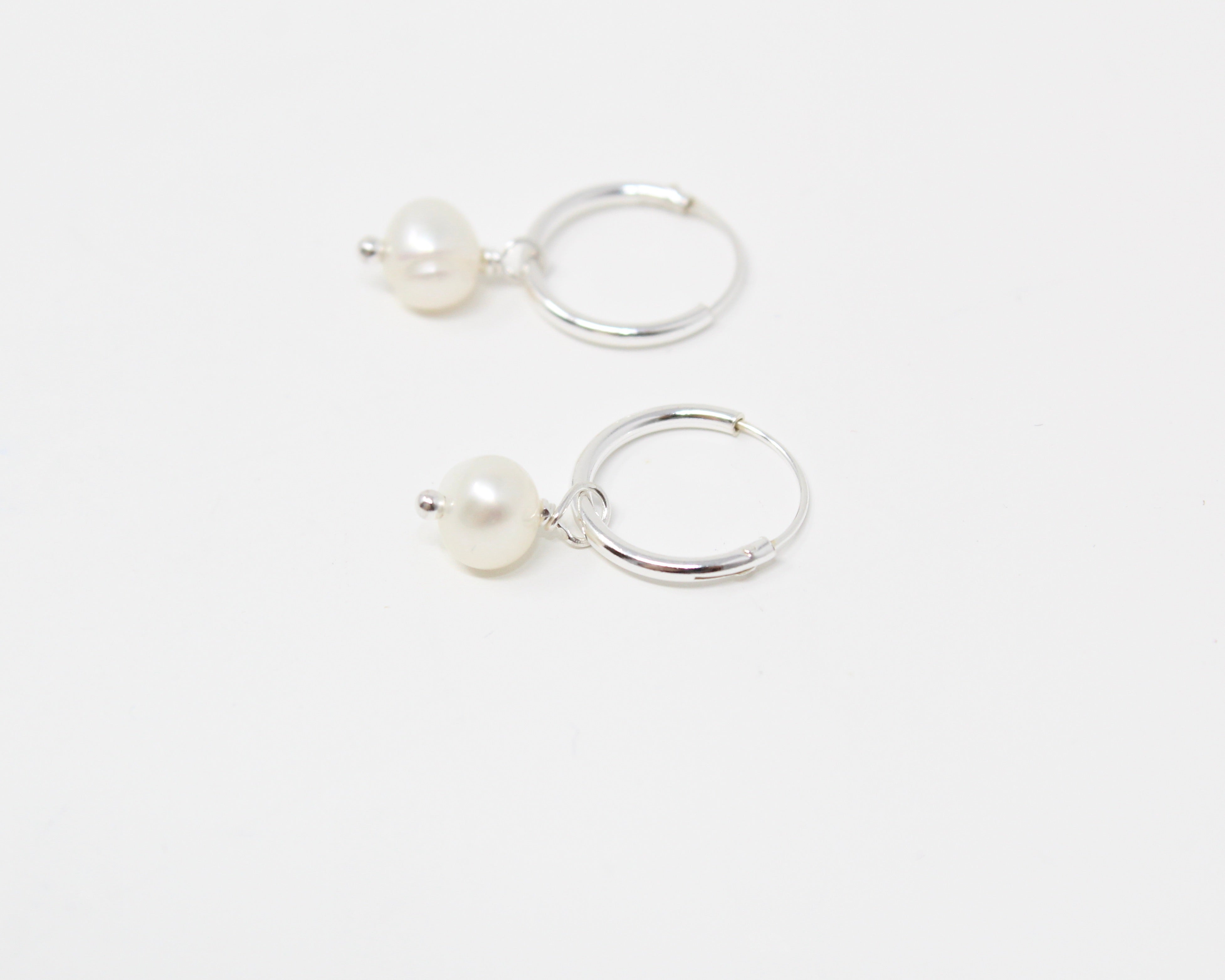 APHRODITE, boucle d'oreille argent sterling et perle.