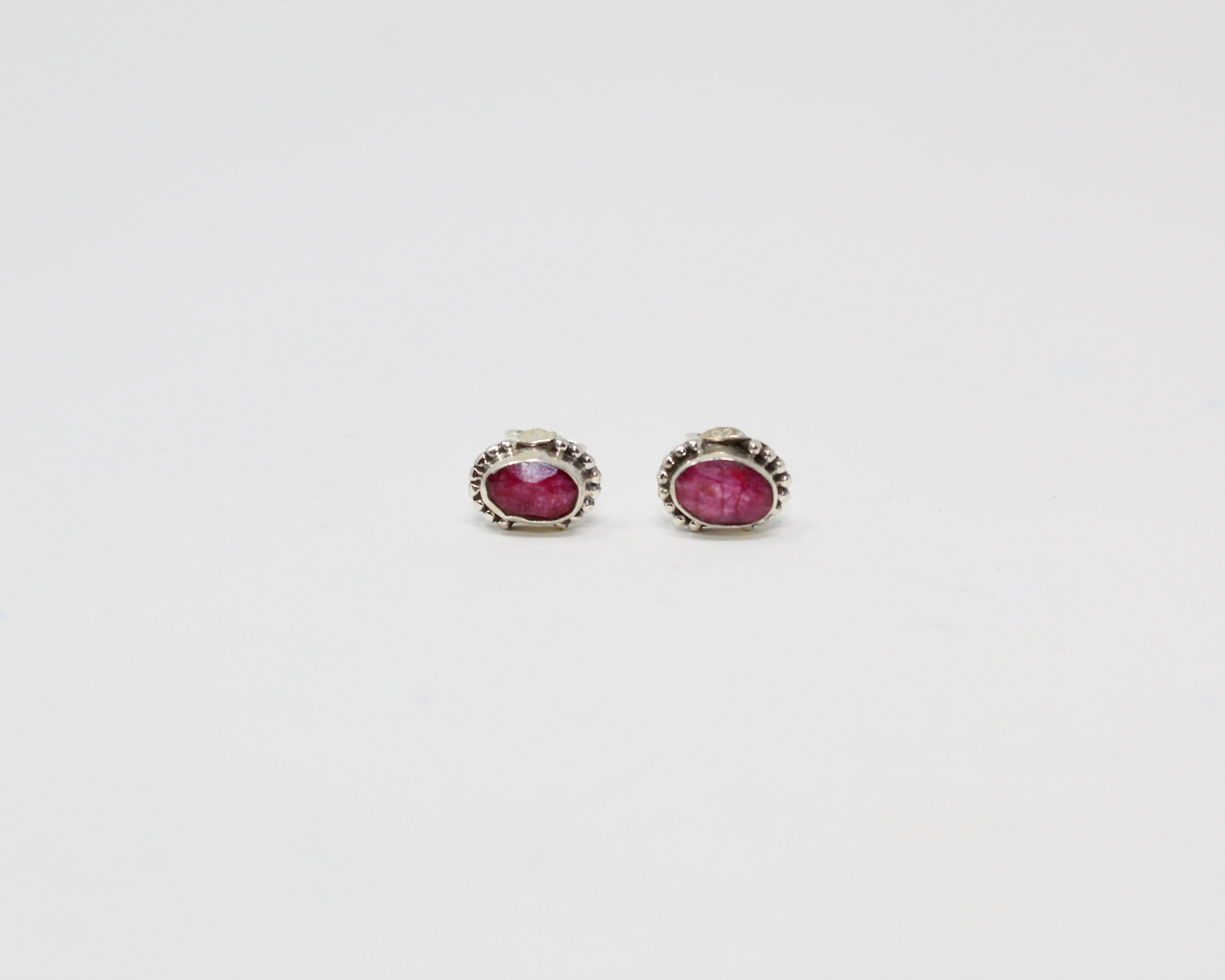 Rieuse, boucles d'oreilles argent sterling et pierre semi-précieuse, rubis.