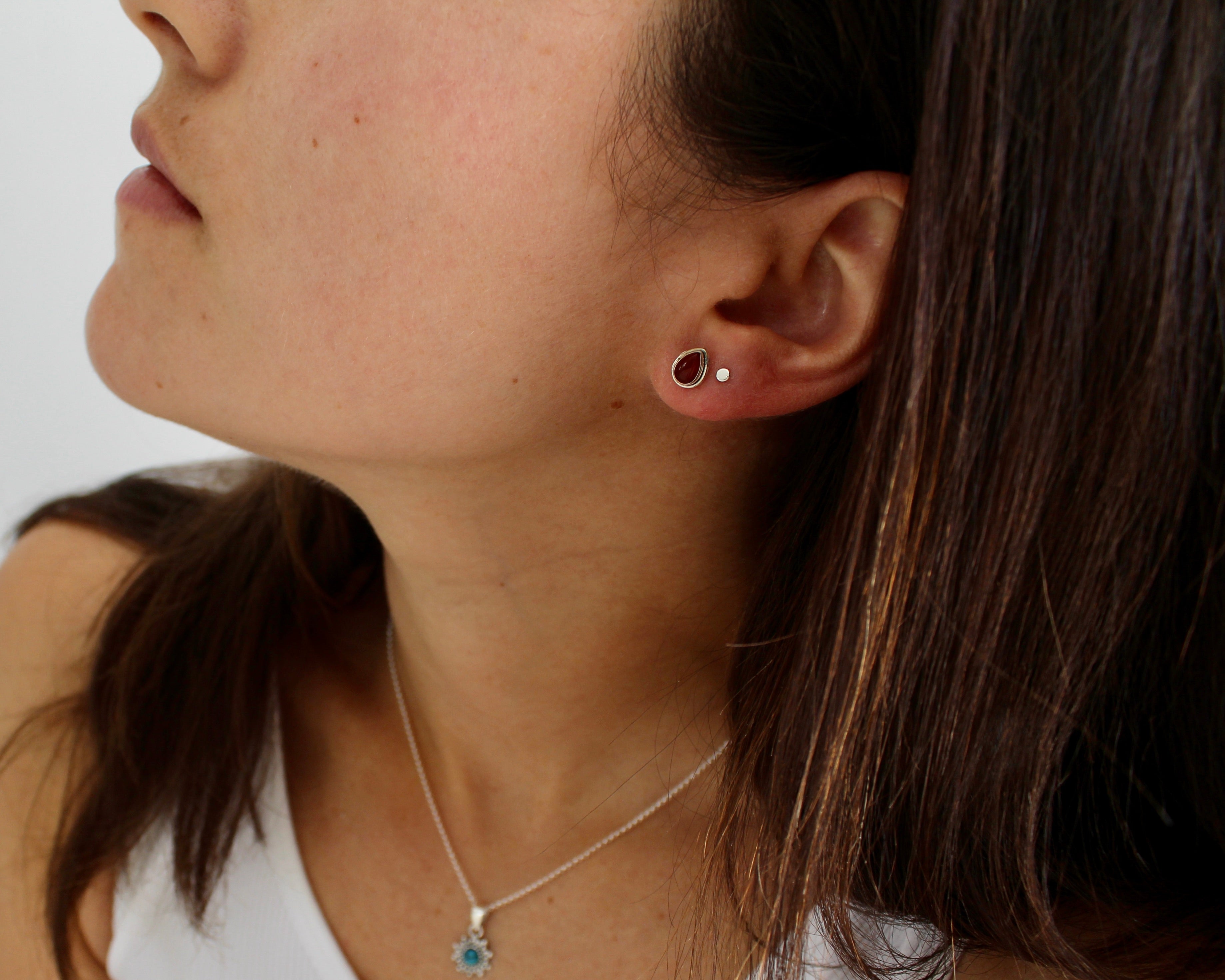 SIMPLICITÉ, boucle d'oreille, argent sterling et pierre semi-précieuse, cornaline.