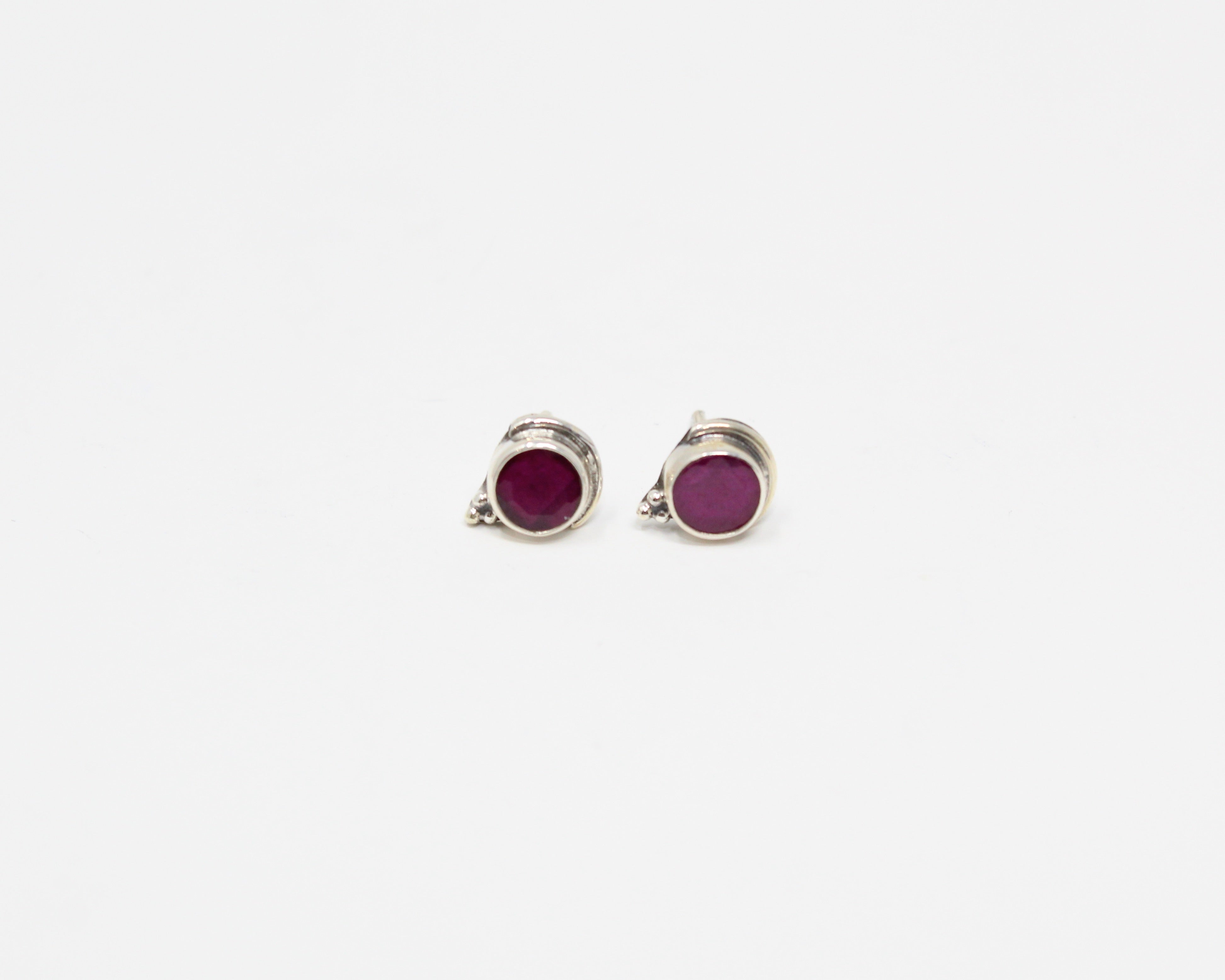 FINESSE, boucle d'oreille argent sterling et pierre semi-précieuse, rubis.