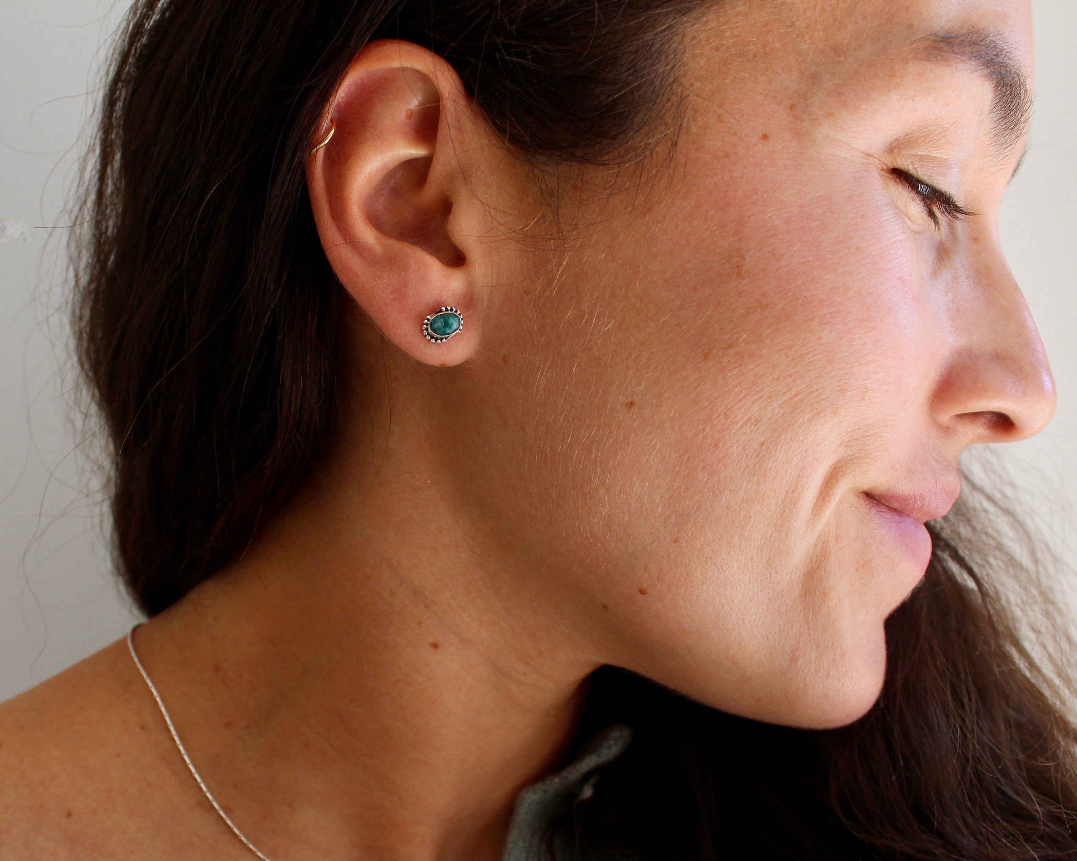 Rieuse, boucles d'oreilles argent sterling et pierre semi-précieuse, émeraude.