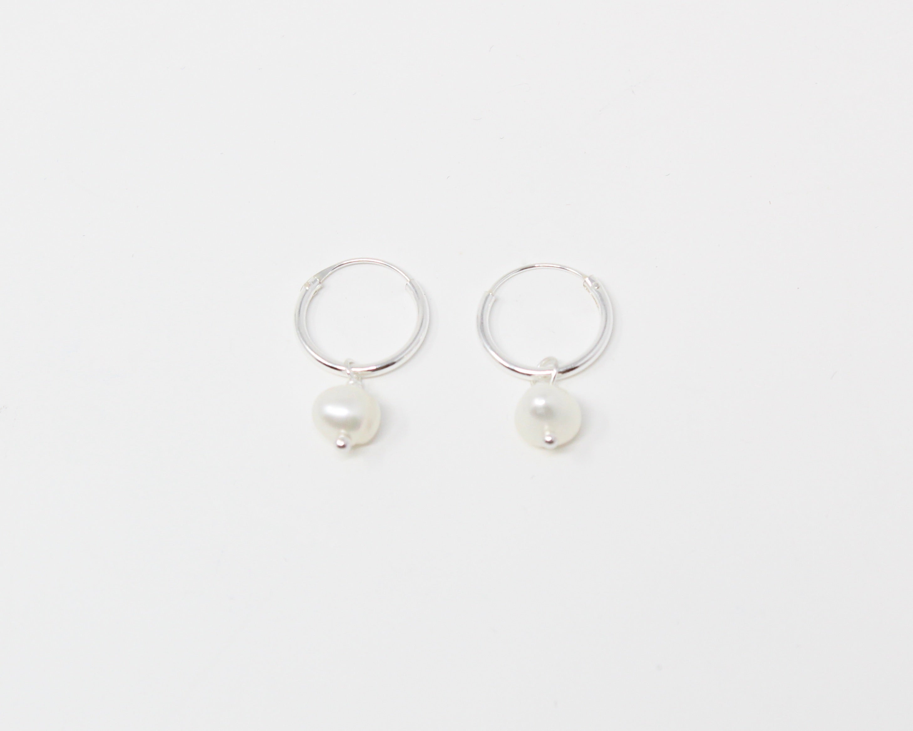 APHRODITE, boucle d'oreille argent sterling et perle.