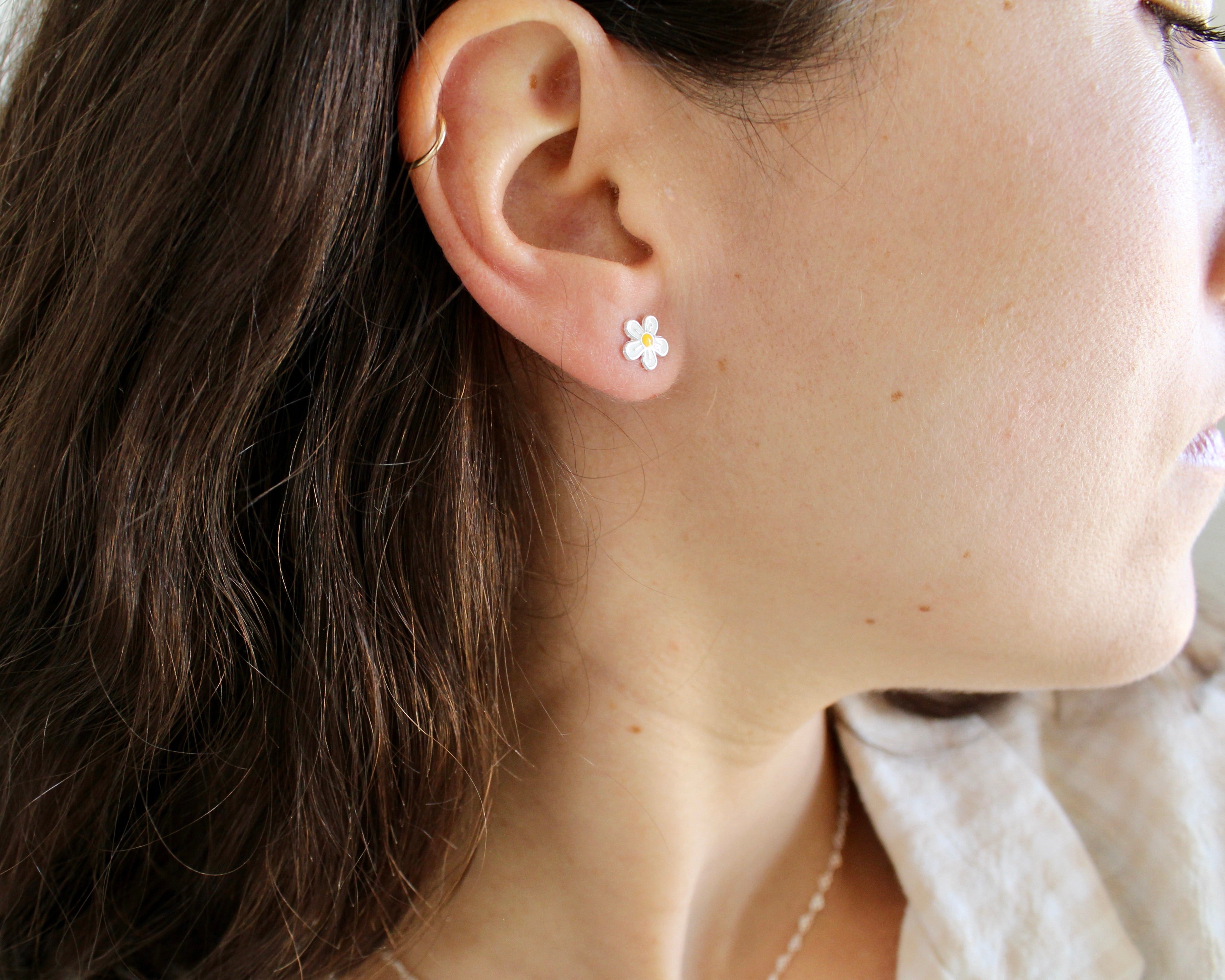 MARGUERITE, boucle d'oreille argent sterling, émail.