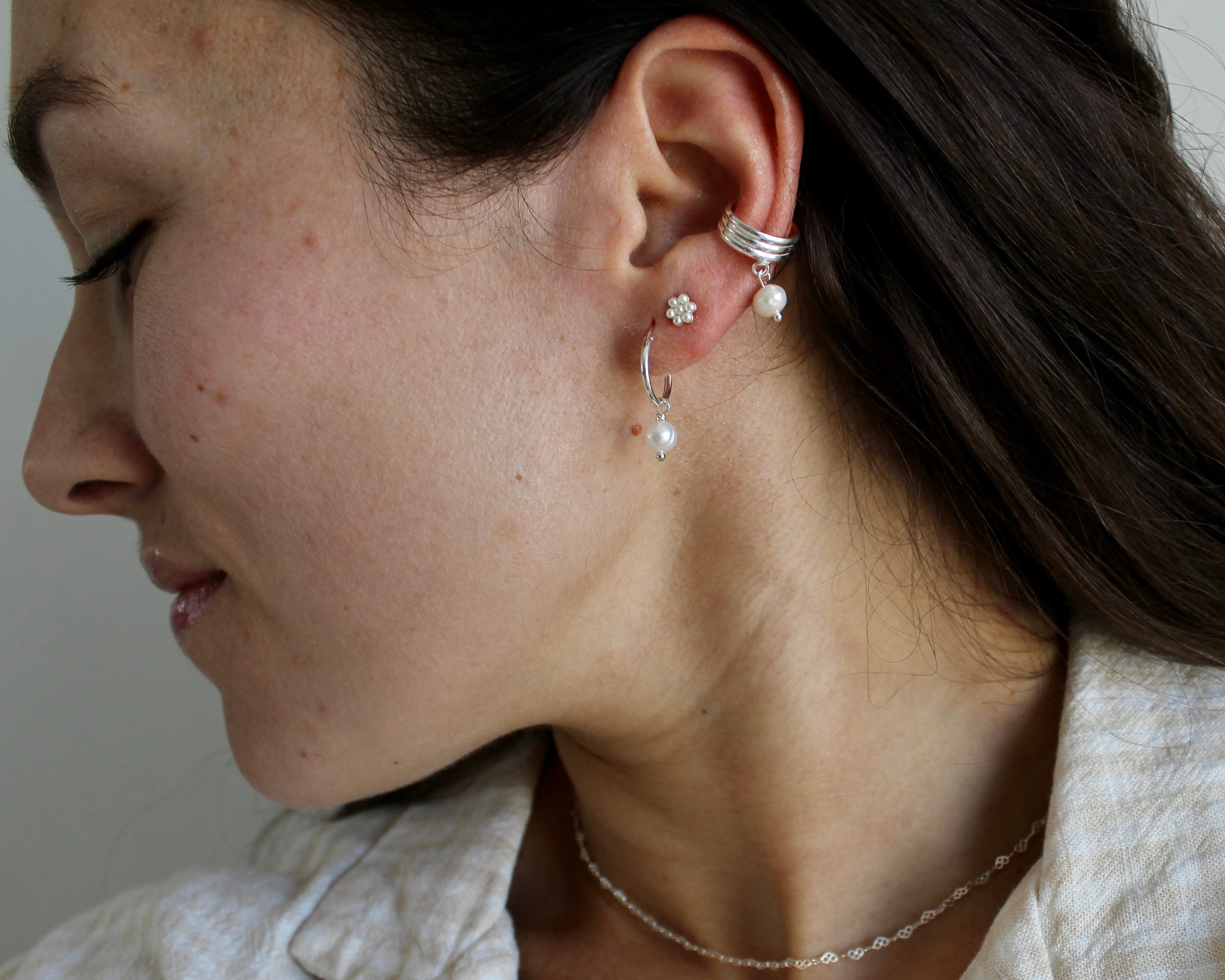 NACRE, manchette d'oreille, argent sterling et perle.