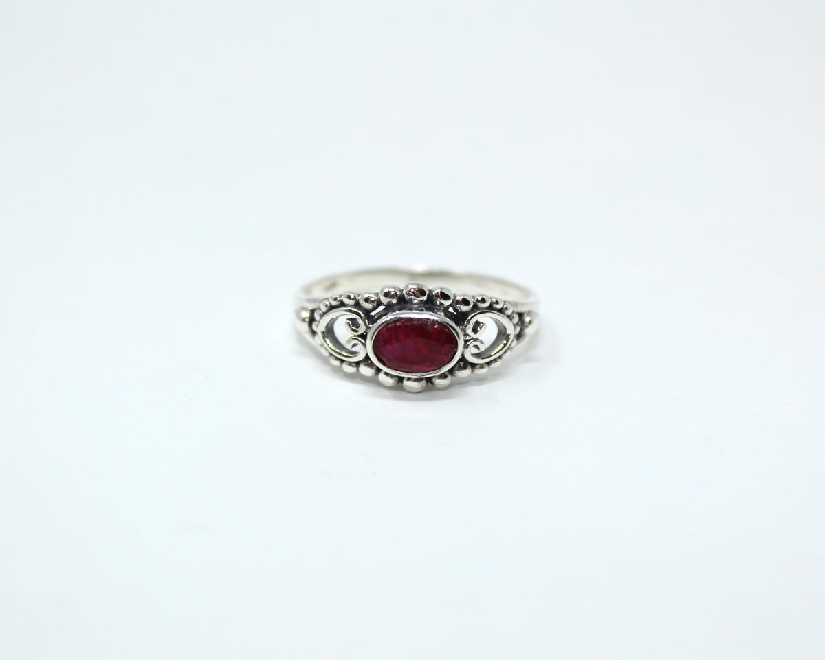 Liberté, bague argent sterling et pierre semi-précieuse, rubis.