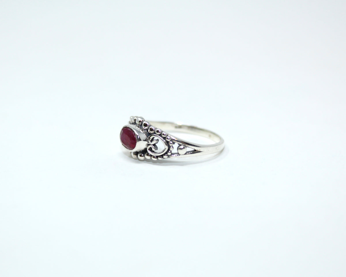 Liberté, bague argent sterling et pierre semi-précieuse, rubis.