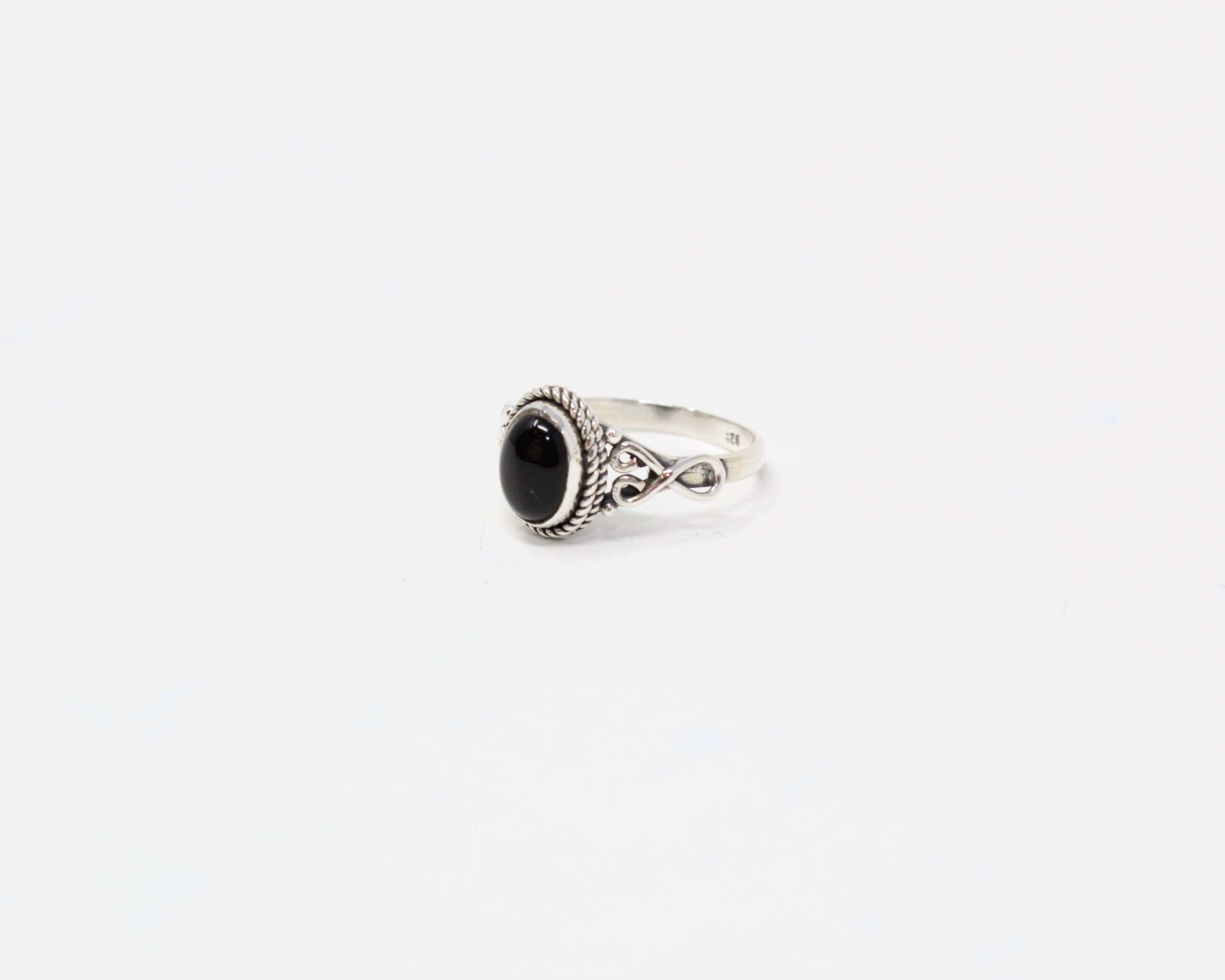 ÉTERNITÉ, bague argent sterling, pierre semi-précieuse, onyx.