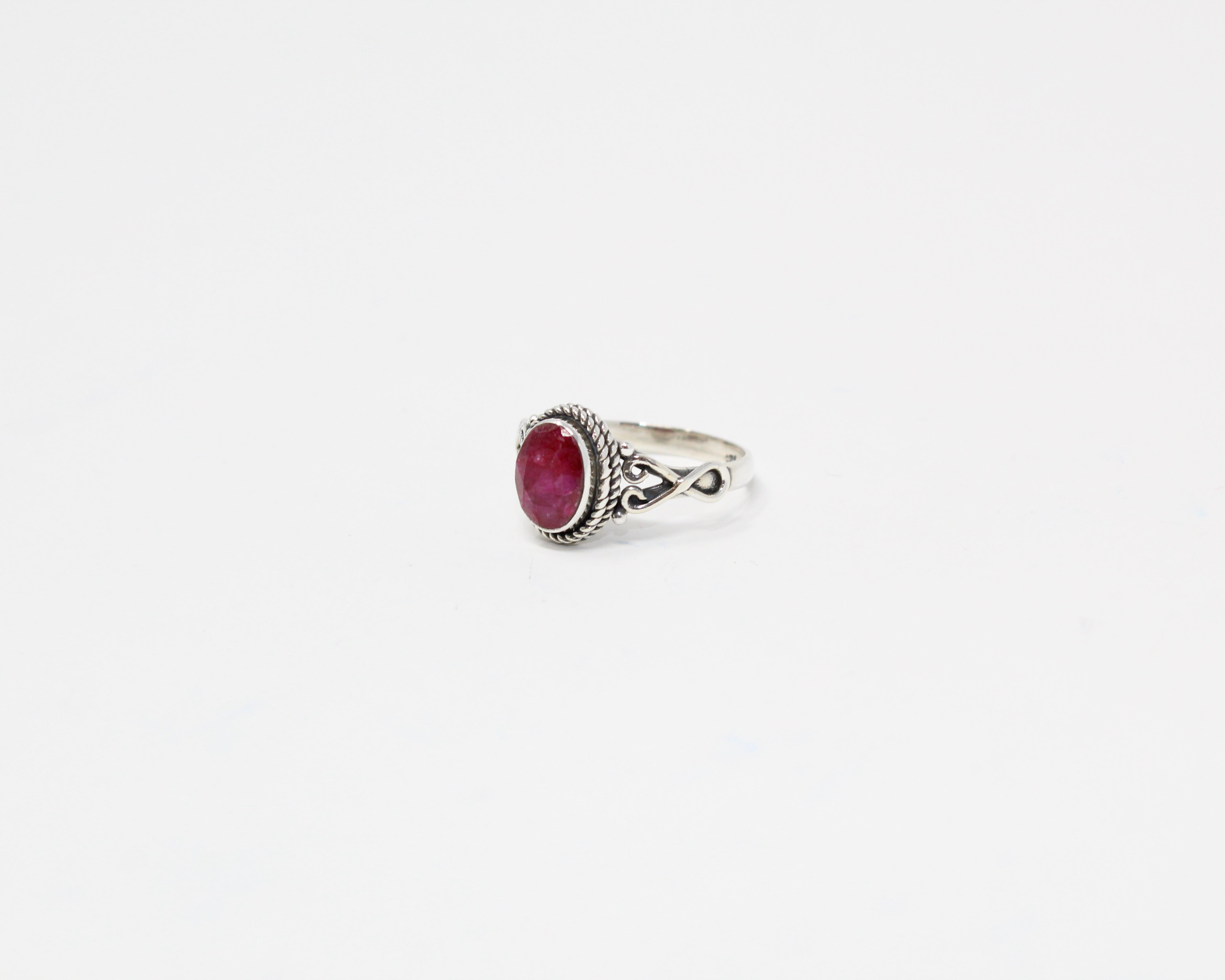 ÉTERNITÉ, bague argent sterling, pierre semi-précieuse, rubis.