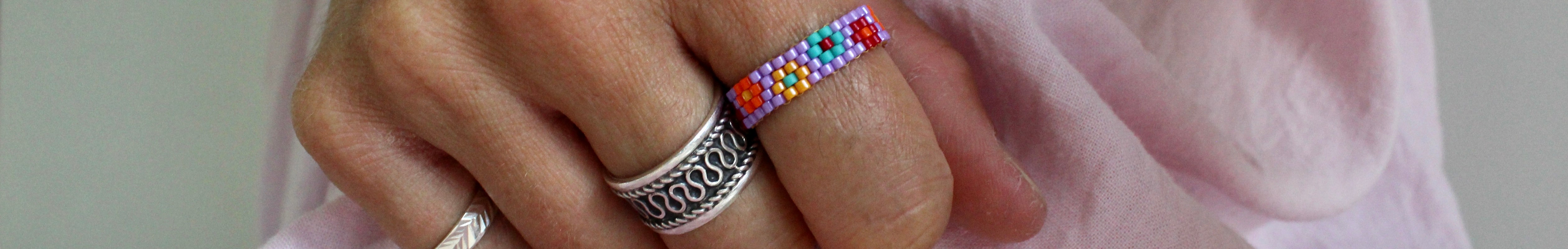 CDMX, bijoux faits de billes colorées.