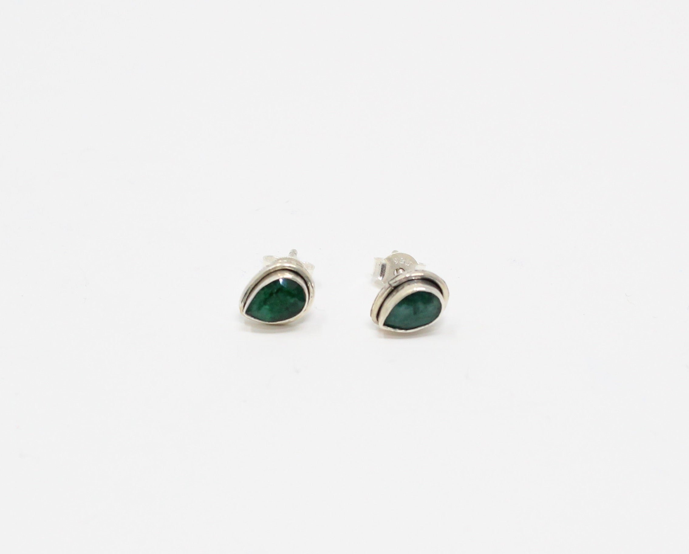 SIMPLICITÉ, boucle d'oreille, argent sterling et pierre semi-précieuse, émeraude.