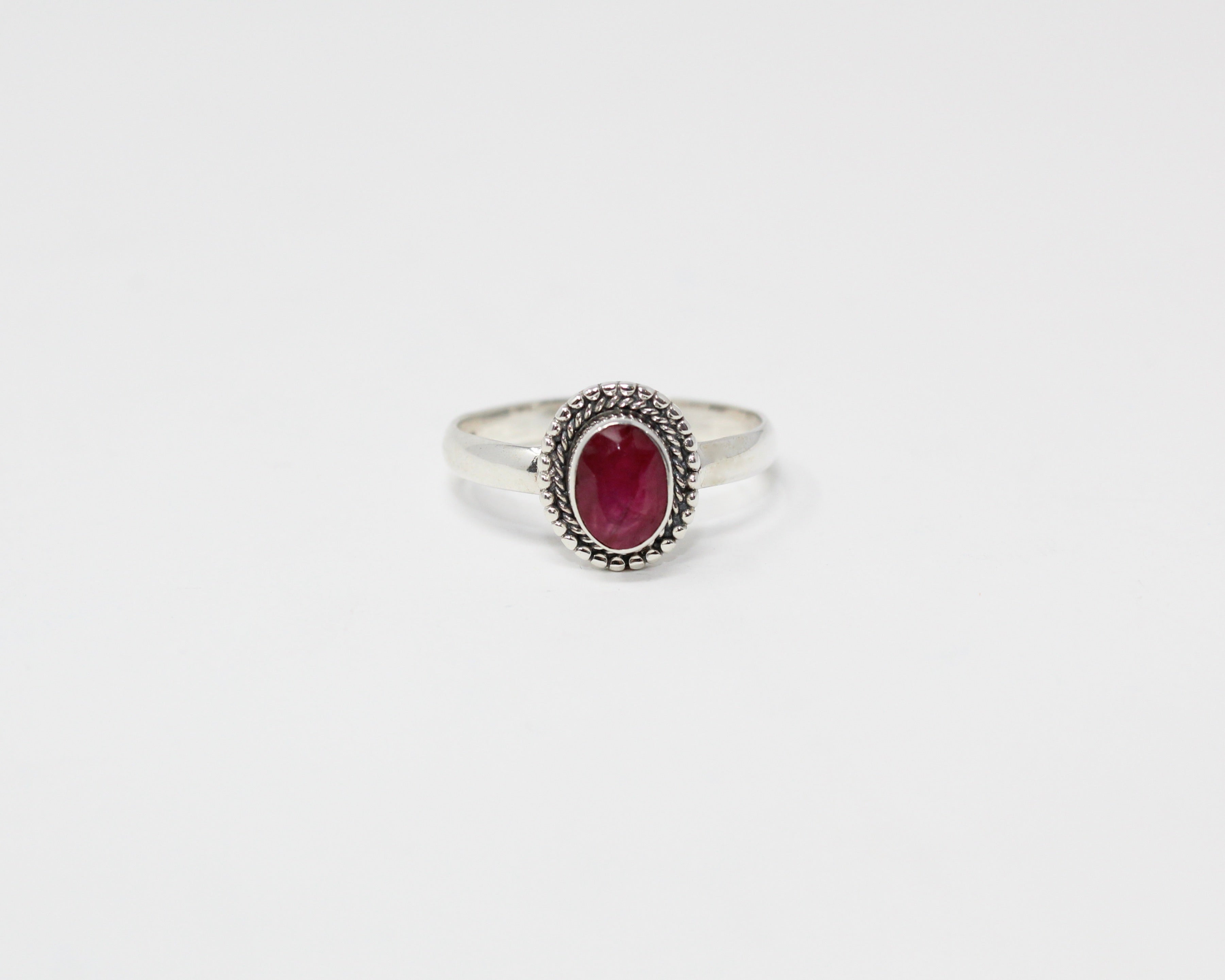 CRÉATIVE, bague argent et pierre semi-précieuse, rubis.