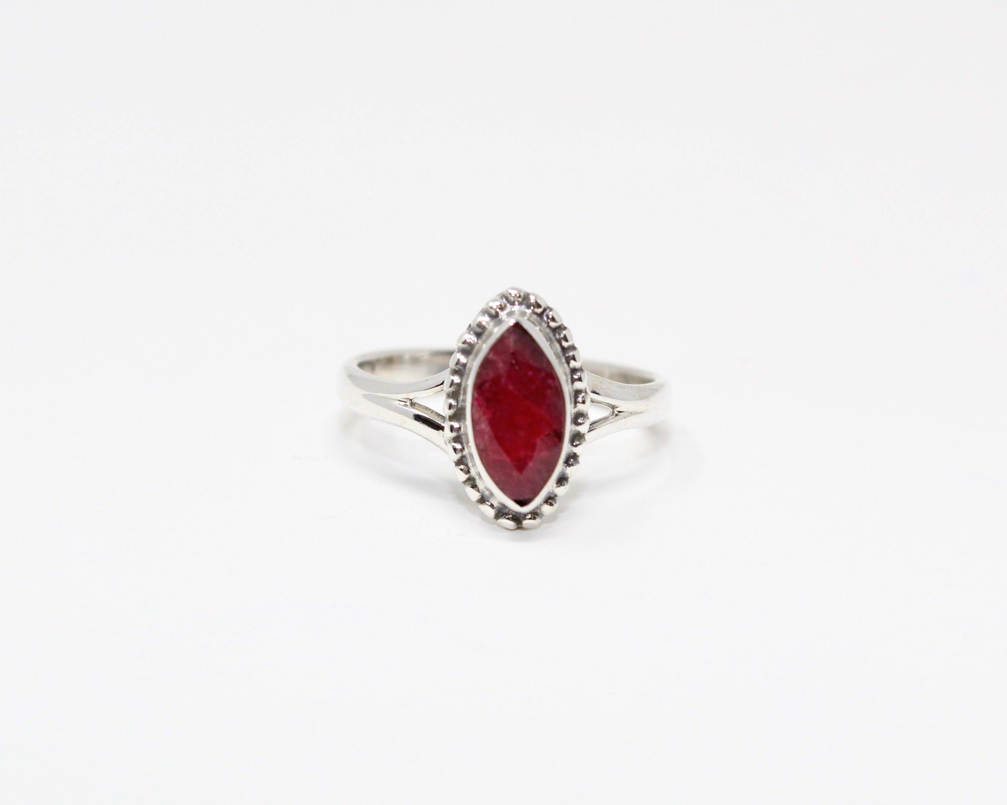 Abondance, bague argent sterling et pierre semi-précieuse, rubis.