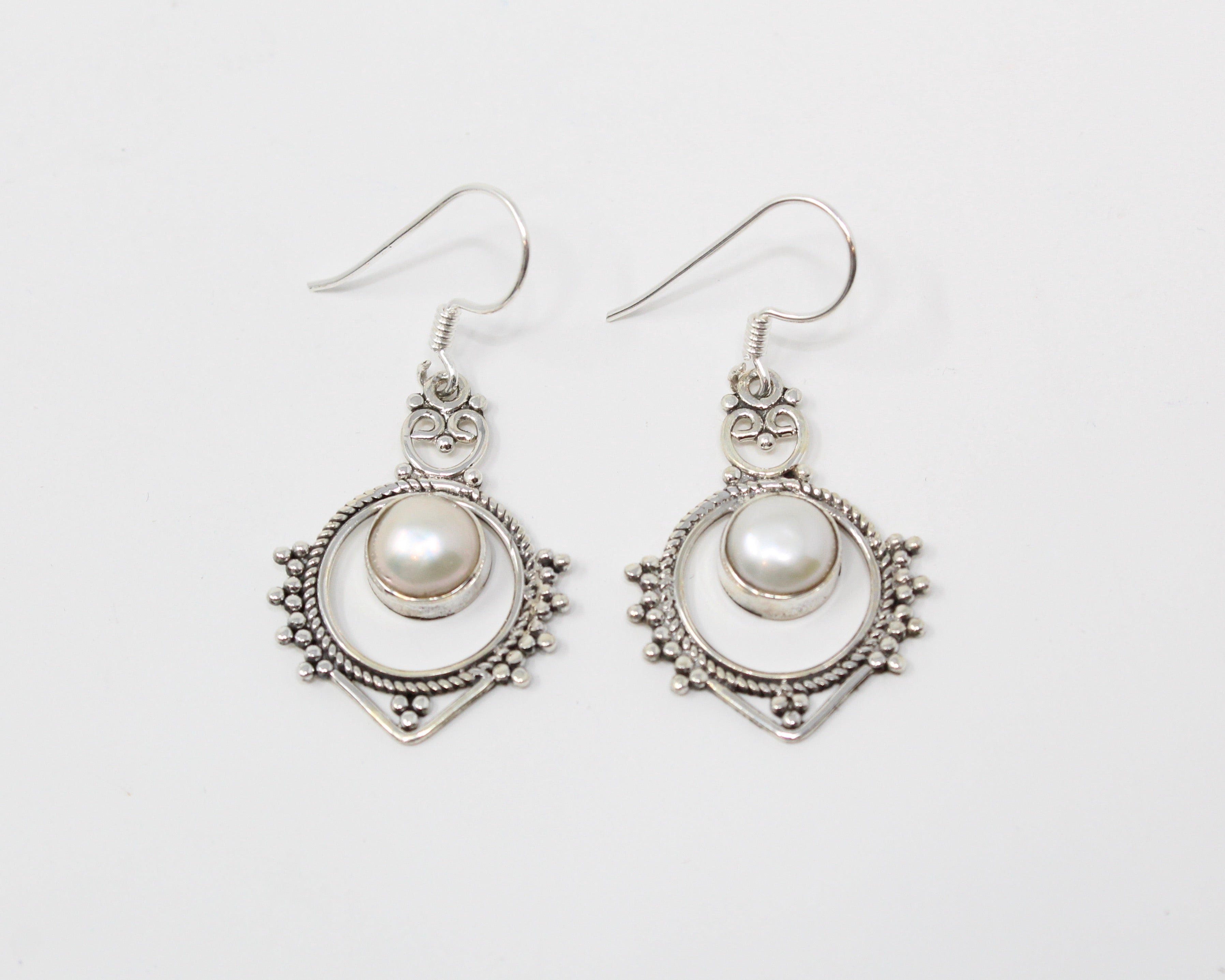 Intuition, boucles d'oreilles argent sterling et pierre semi-précieuse, perle.