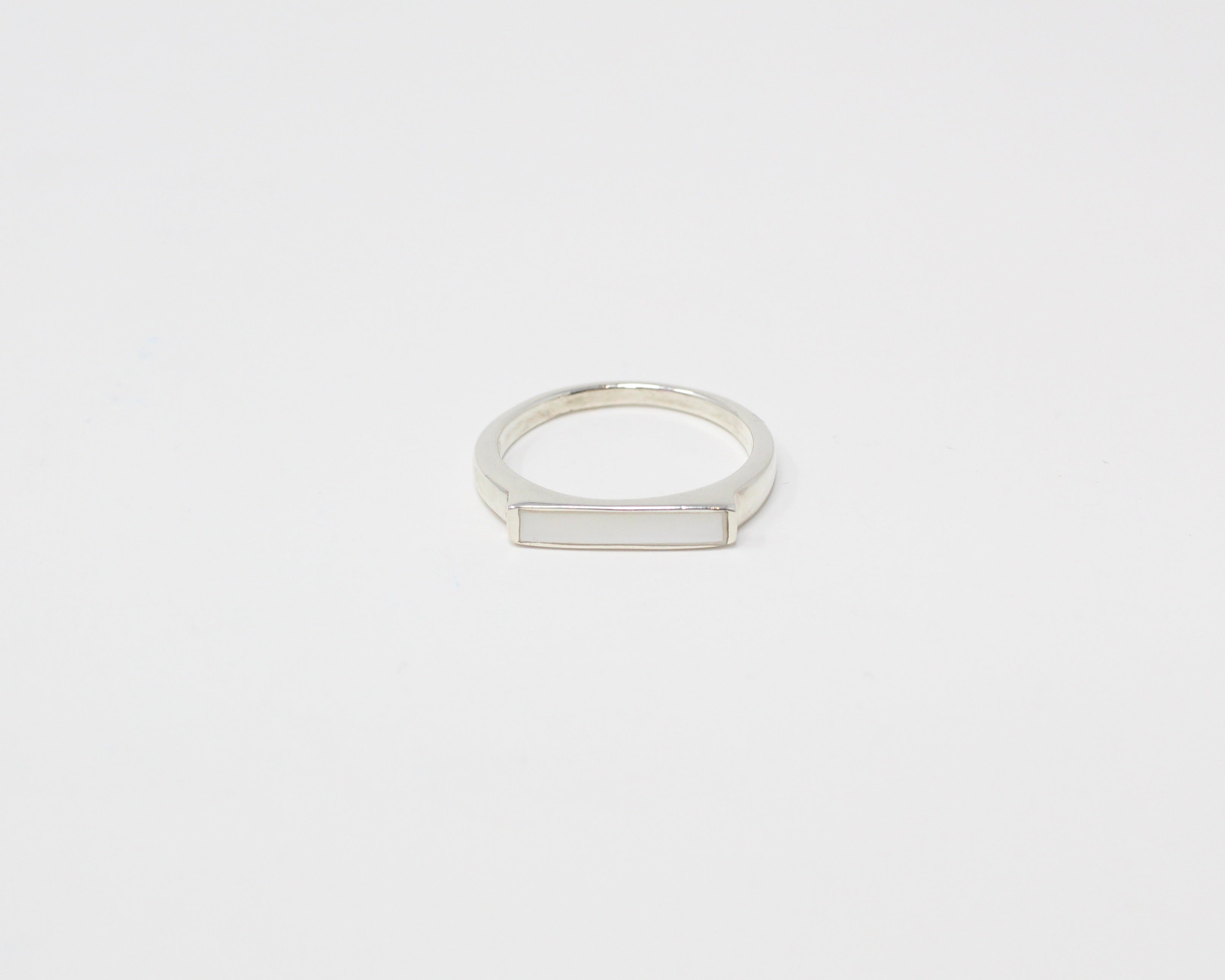 LÉO, bague argent sterling et nacre de perle.