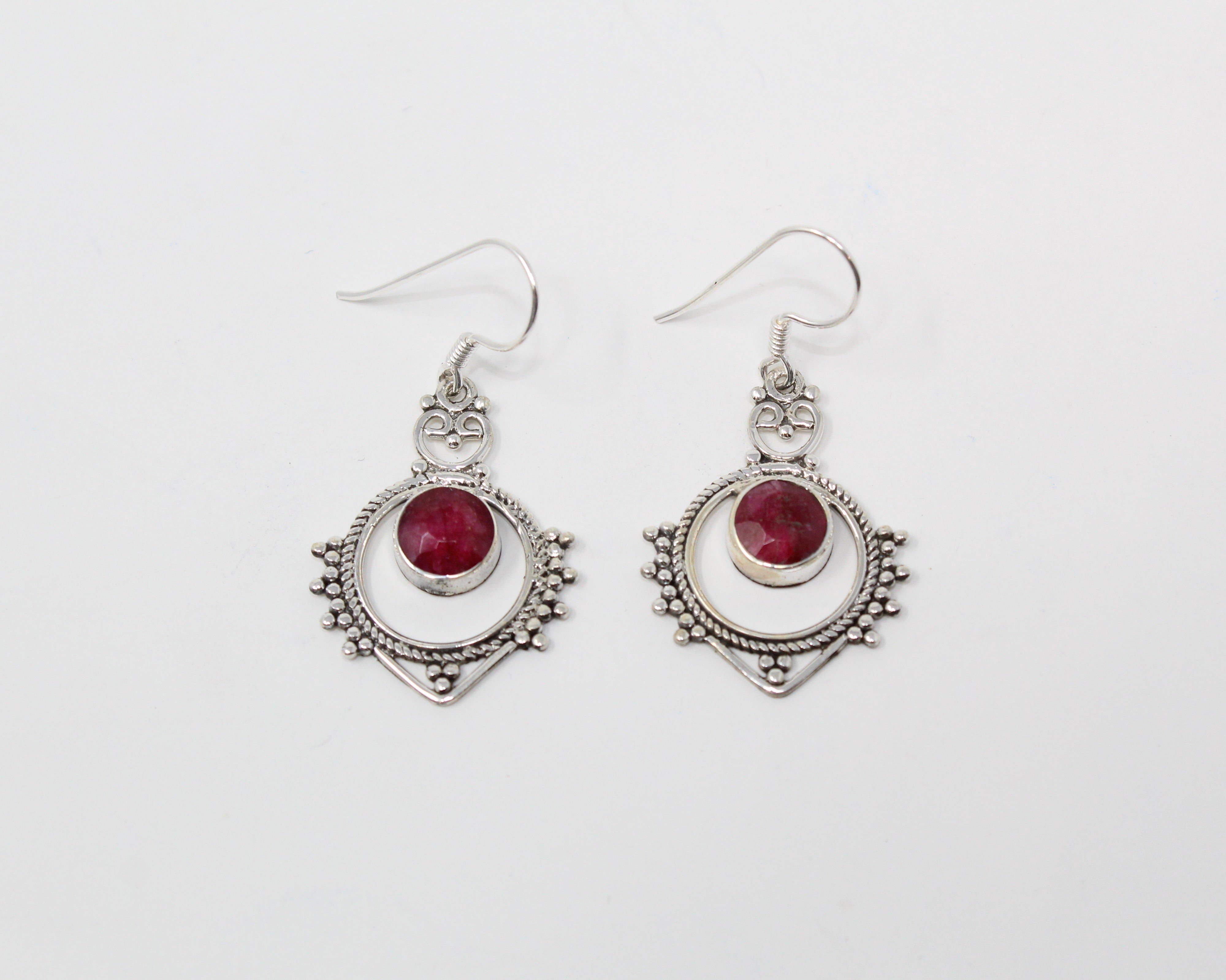 Intuition, boucles d'oreilles argent sterling et pierre semi-précieuse, rubis.